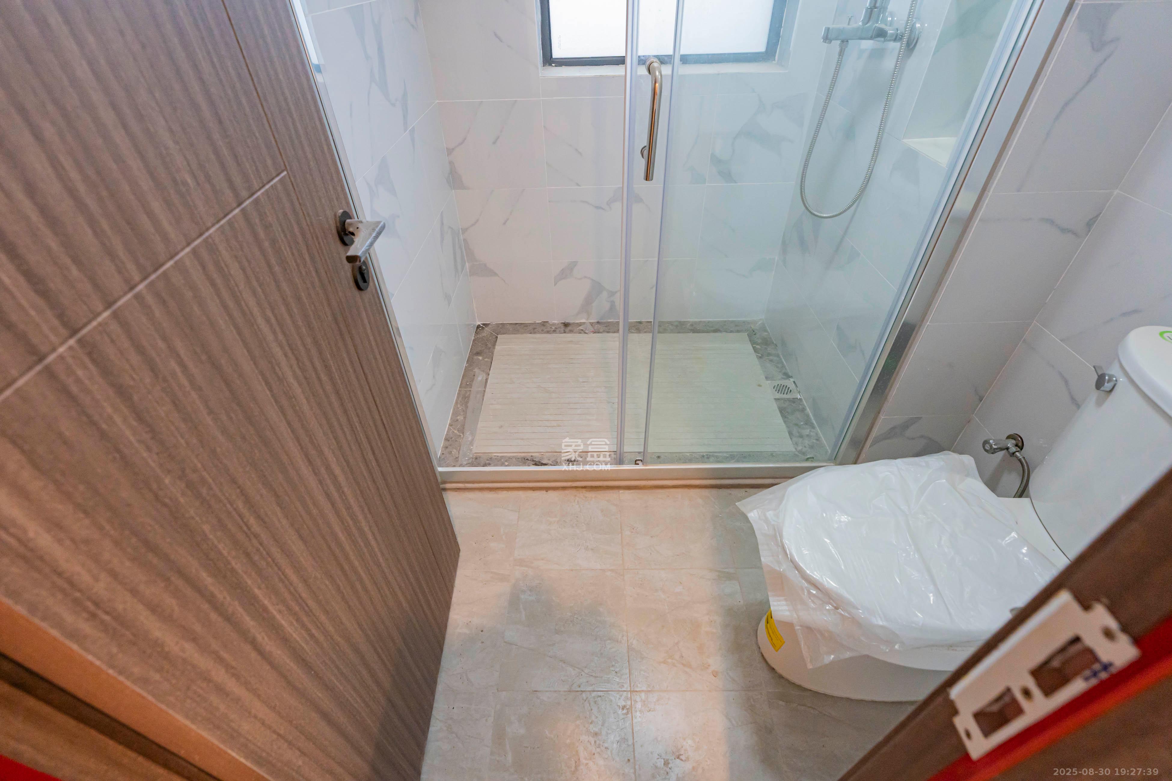 绿地V岛  4室2厅2卫    168.0万卫生间