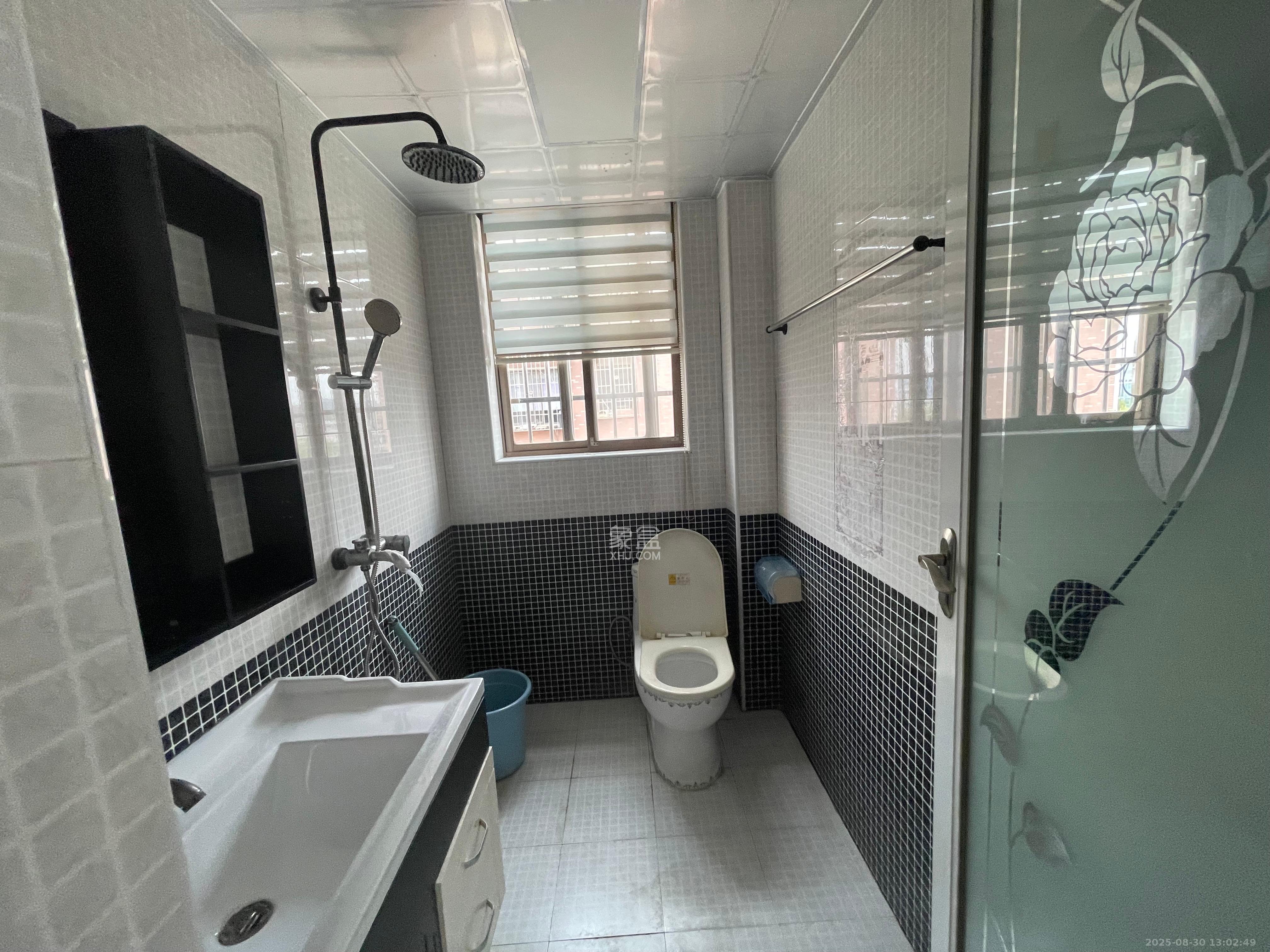 新路小区 3室1厅2卫 1800.0元/月 新路小区 3室1厅2卫 1800.0元/月室内图