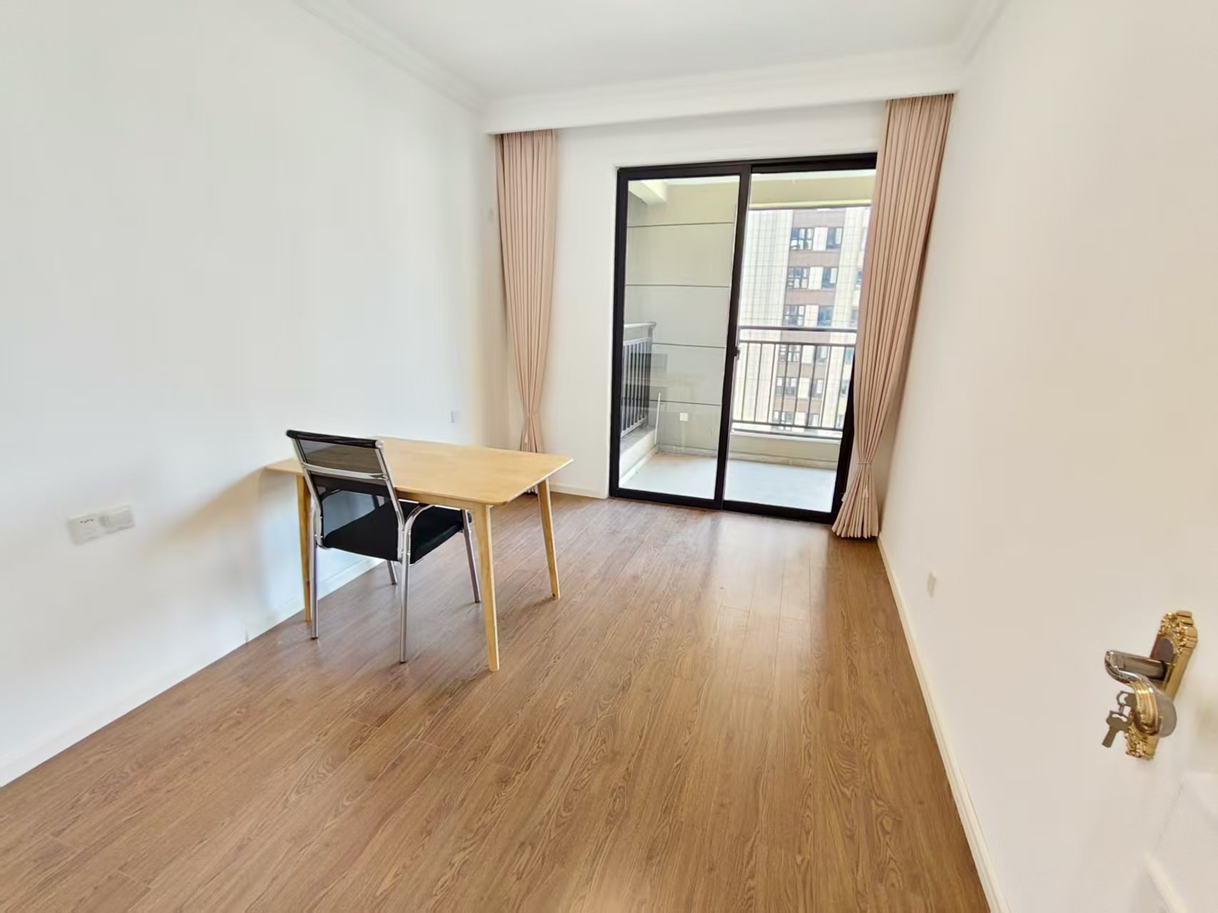 荣盛碧桂园铂悦府  4室2厅2卫    2200.0元/月室内图