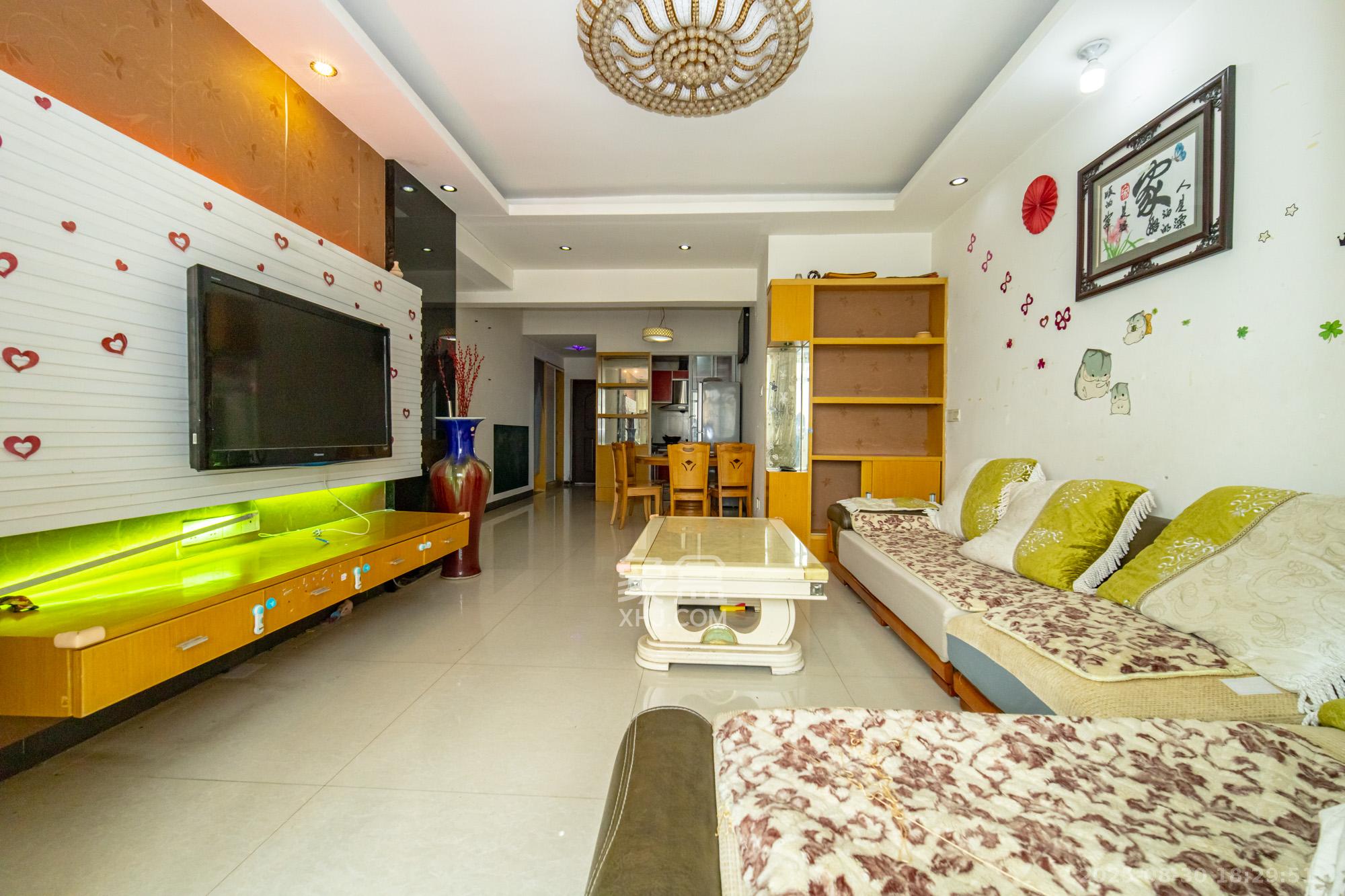 楚天中苑  3室2厅2卫    55.0万客厅