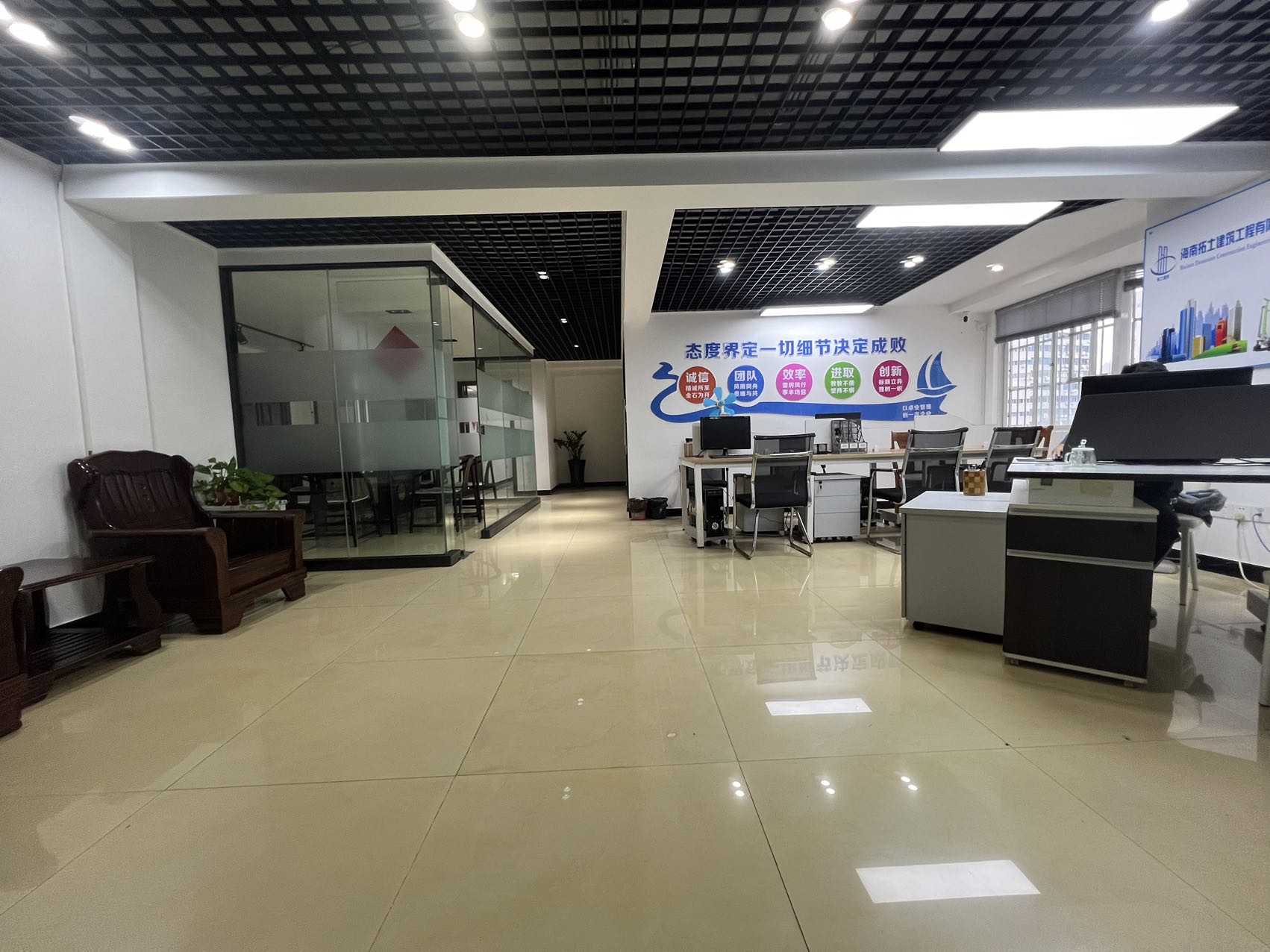 中盐大厦 4室2厅1卫 4500.0元/月 中盐大厦 4室2厅1卫 4500.0元/月室内图