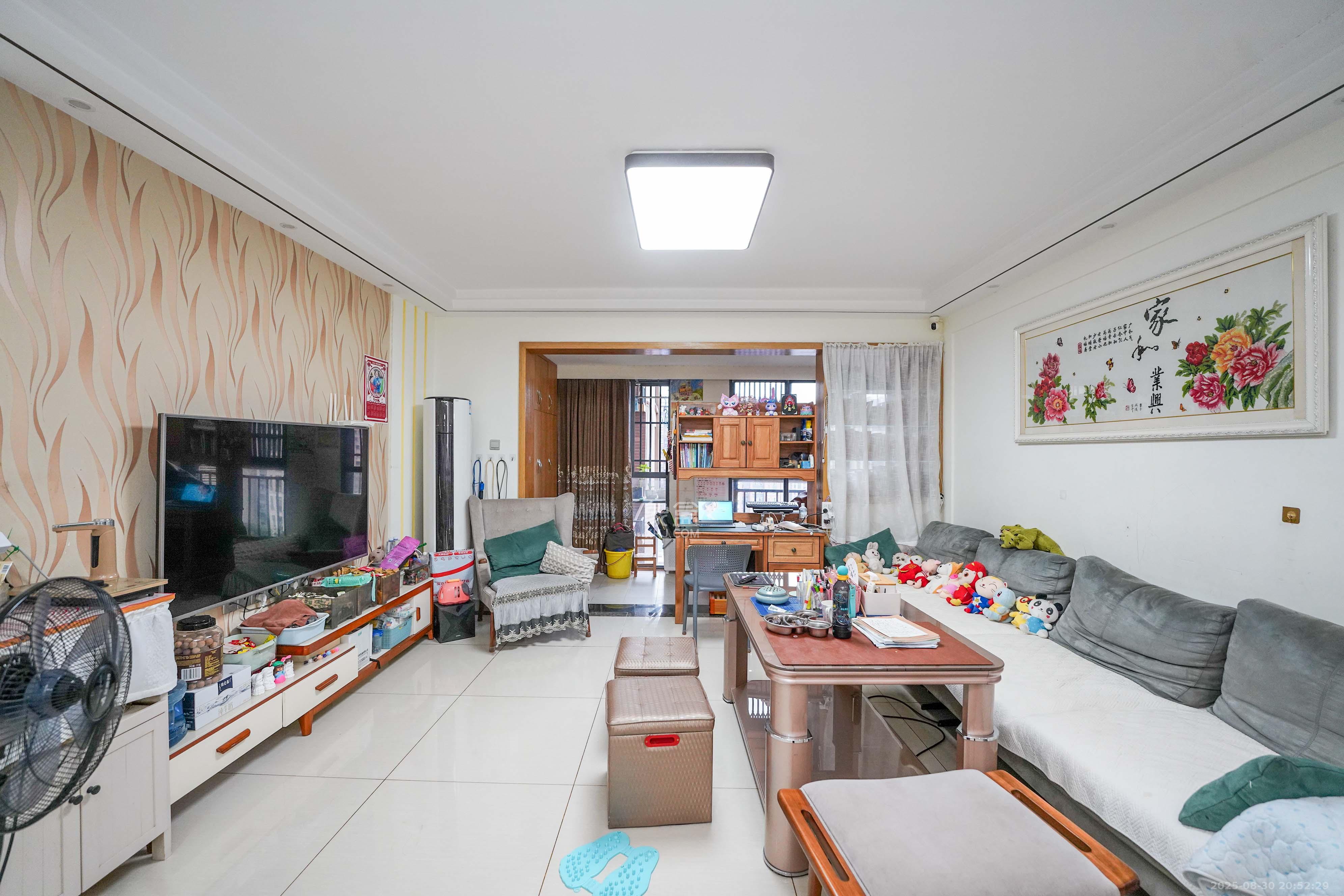 五矿格澜郡 3室2厅2卫 96.0万 五矿格澜郡 3室2厅2卫 96.0万客厅