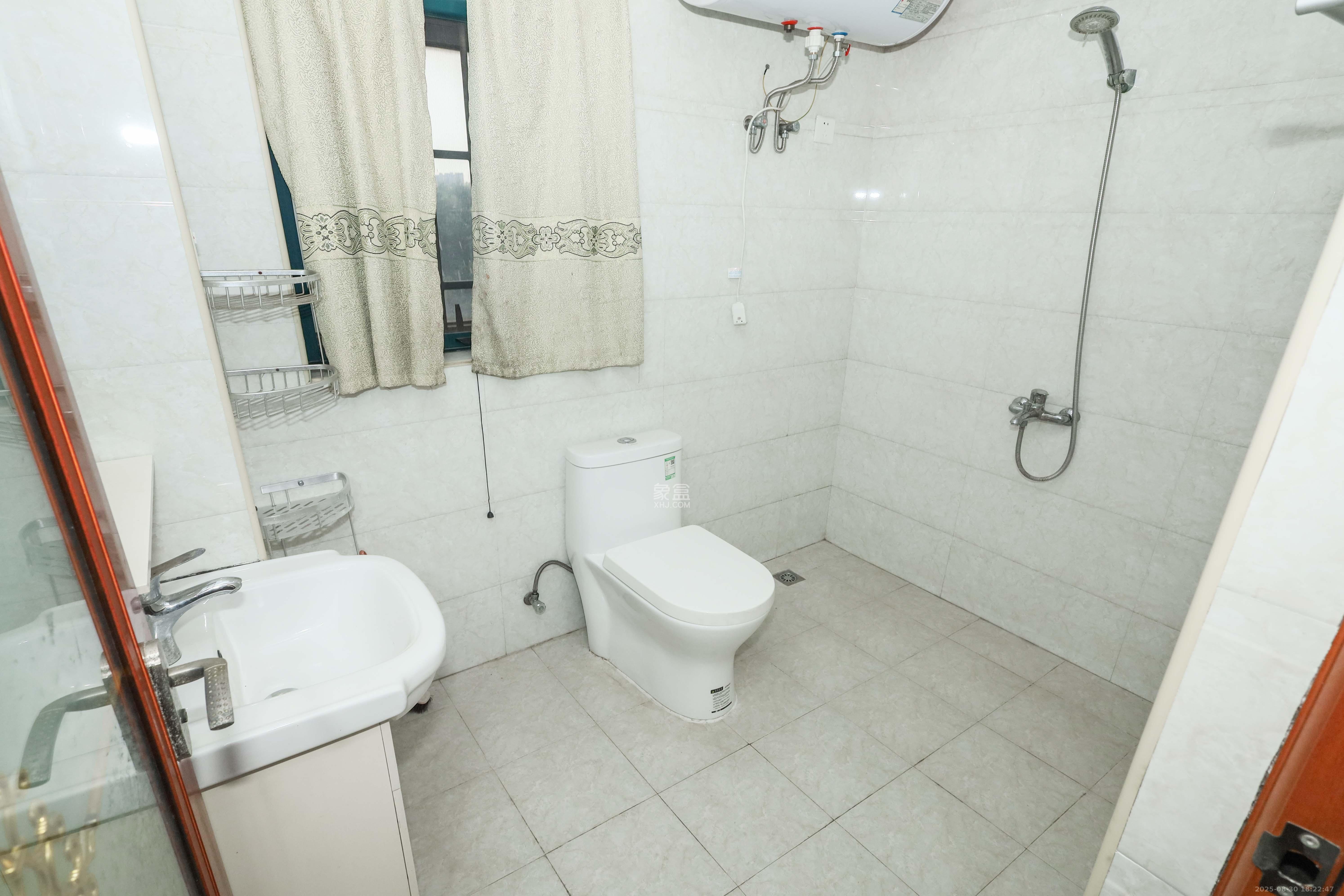 麓谷公馆(涉外国际公馆)  3室2厅2卫    92.0万 麓谷公馆(涉外国际公馆)  3室2厅2卫    92.0万卫生间