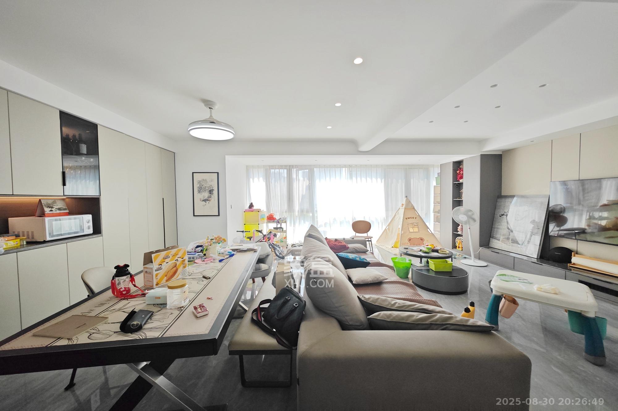 新城新世界一二三期  4室2厅2卫    150.0万 新城新世界一二三期  4室2厅2卫    150.0万客厅