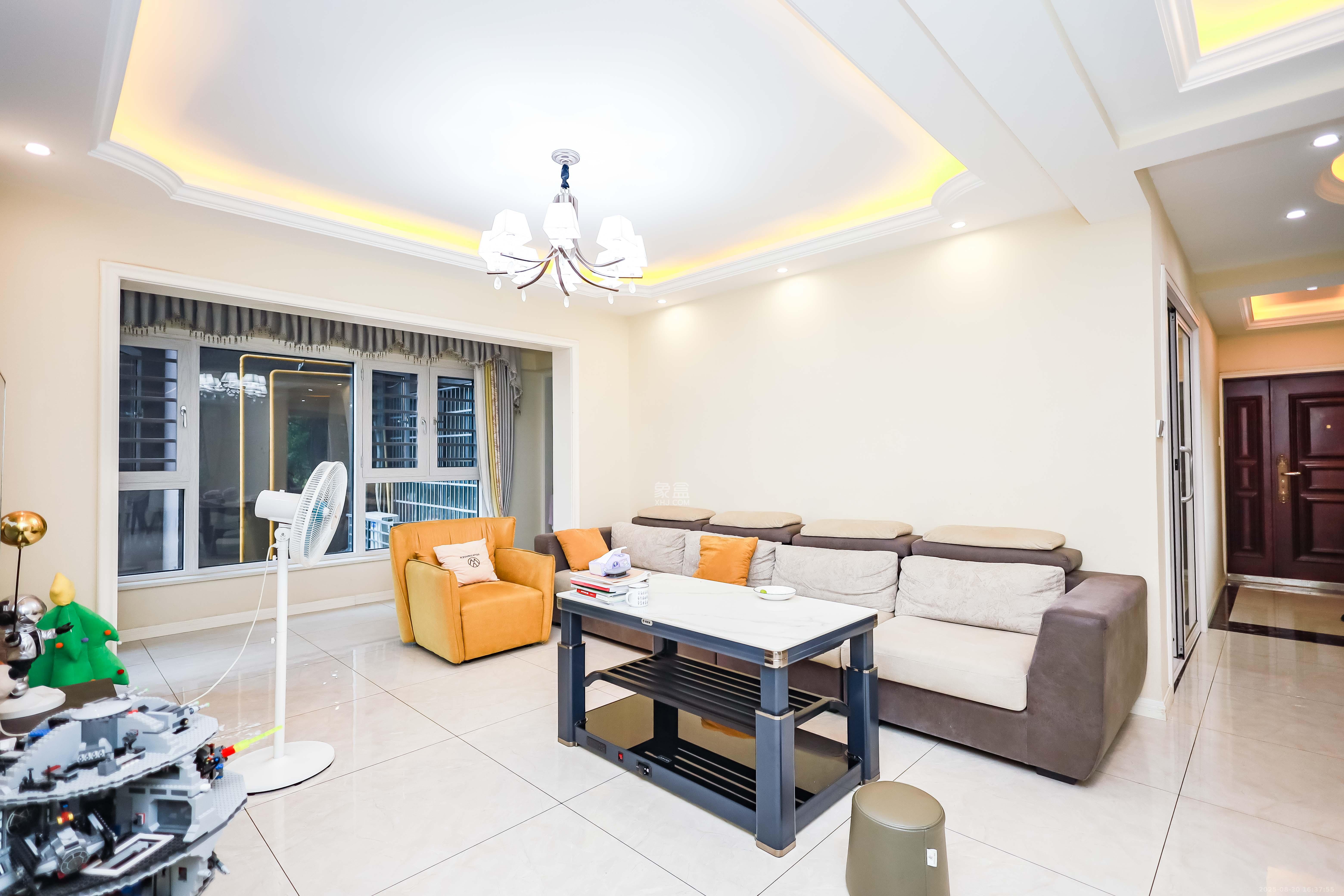 天麓尚层  4室2厅1卫    96.0万客厅