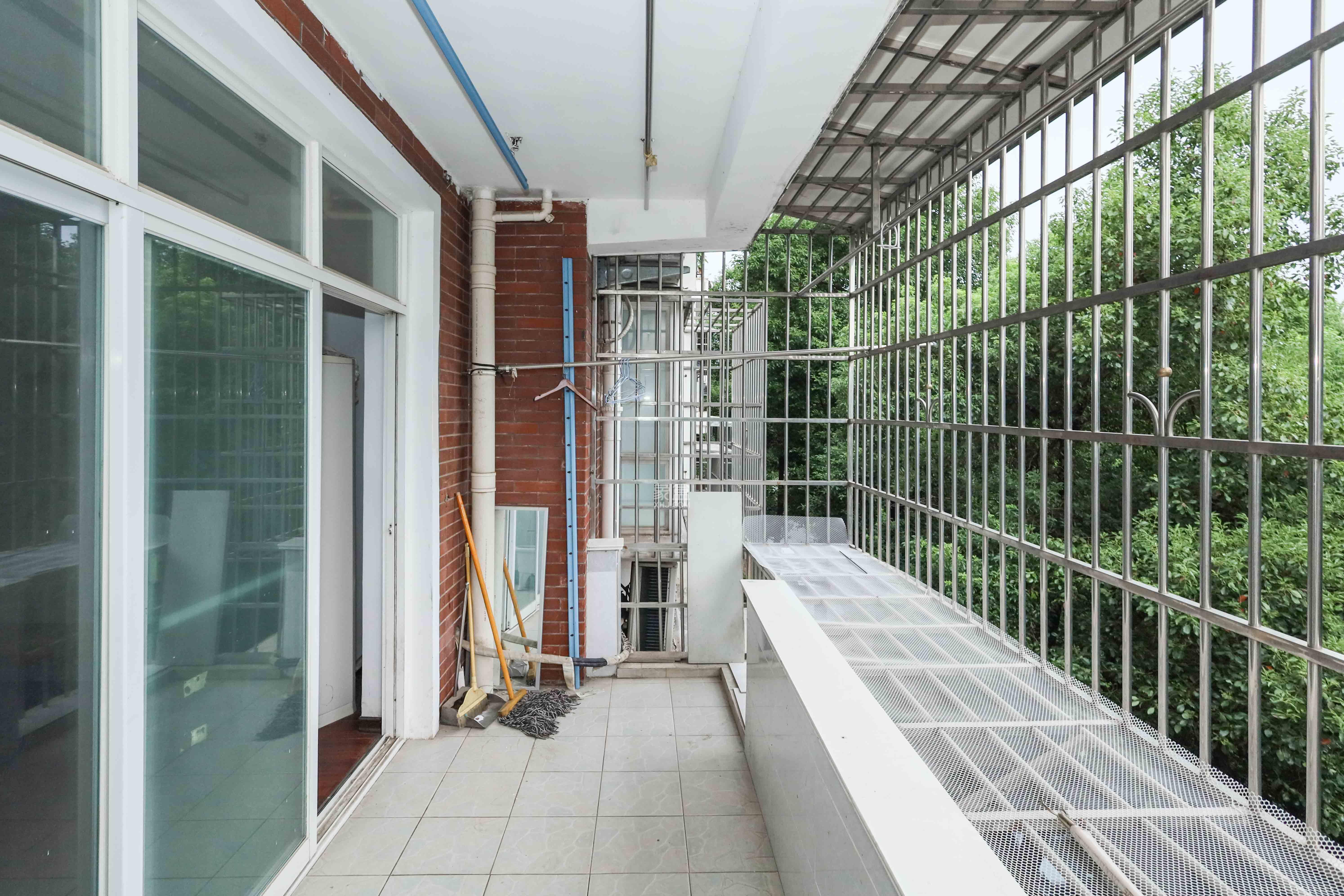 山水英伦  2室2厅1卫    59.0万阳台