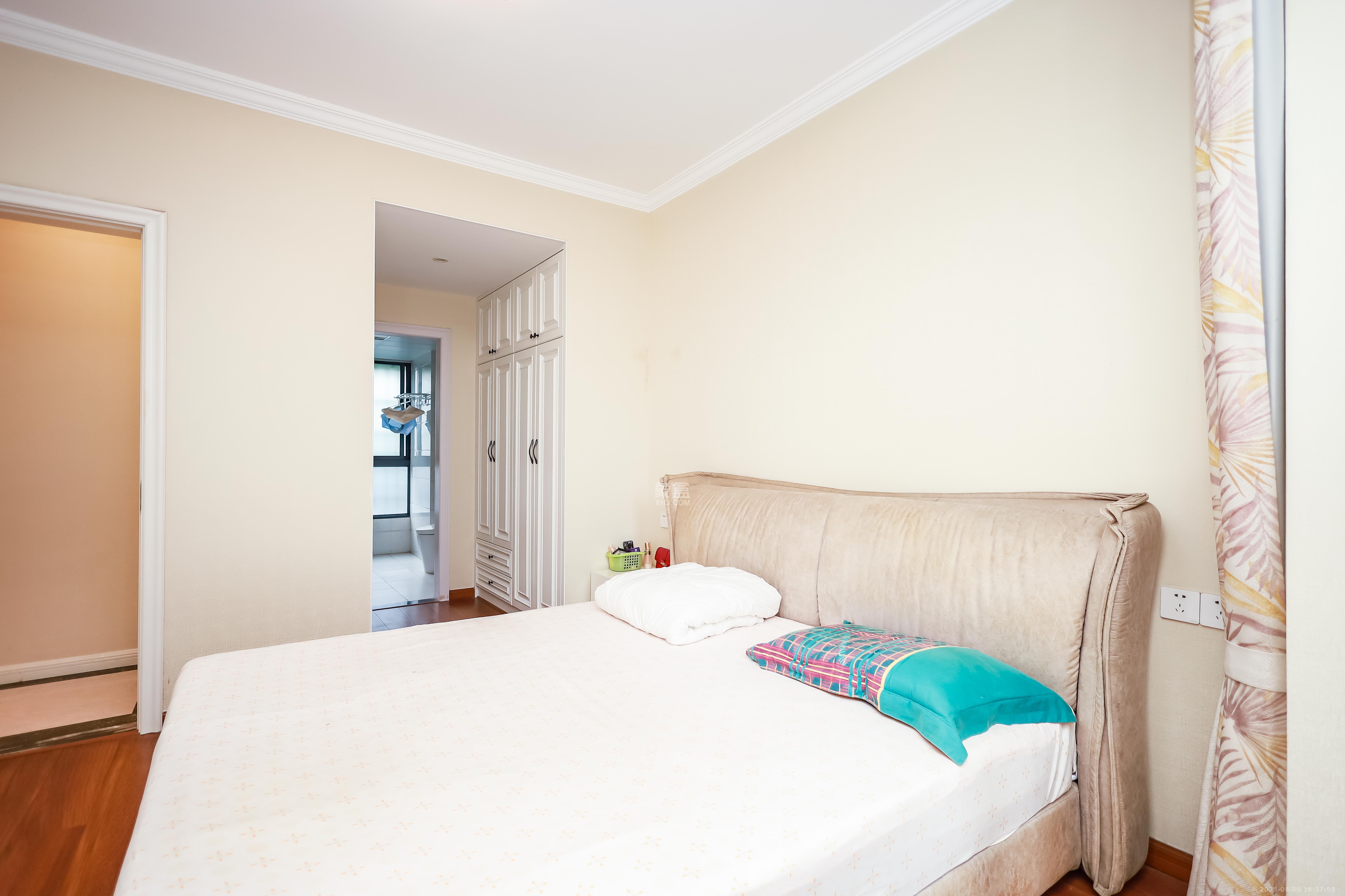 天麓尚层  4室2厅1卫    96.0万卧室