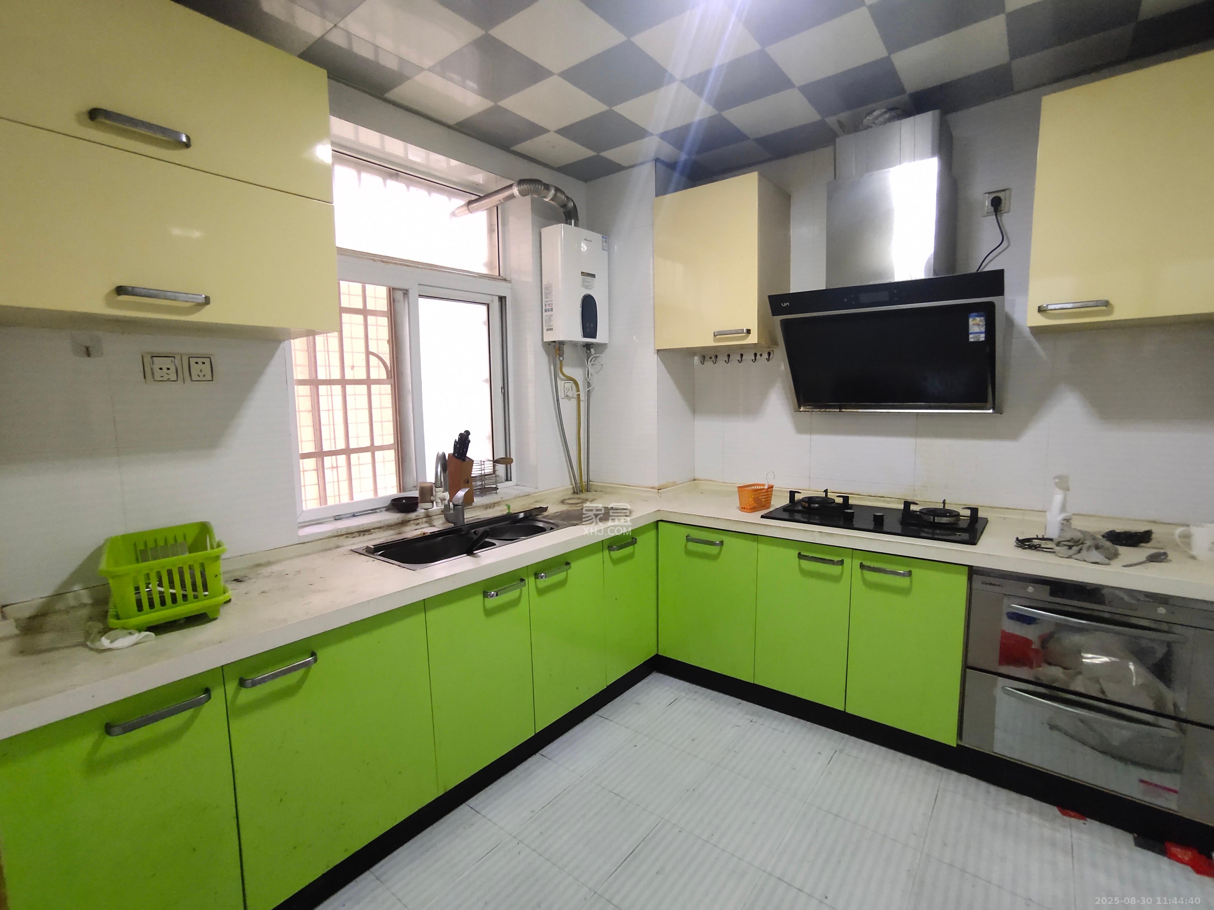 麓谷E家人  3室2厅2卫    2500.0元/月室内图