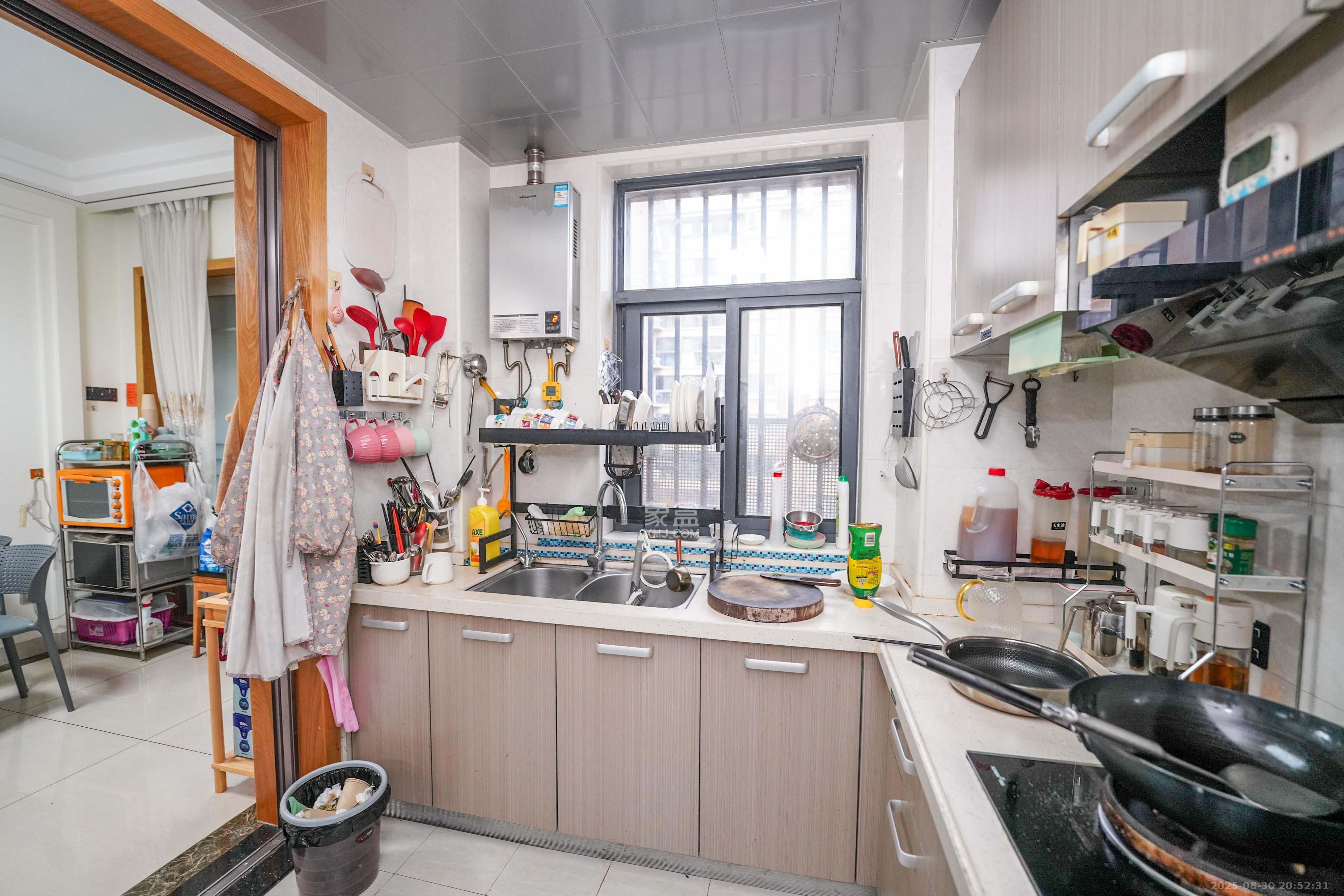 五矿格澜郡 3室2厅2卫 96.0万 五矿格澜郡 3室2厅2卫 96.0万厨房