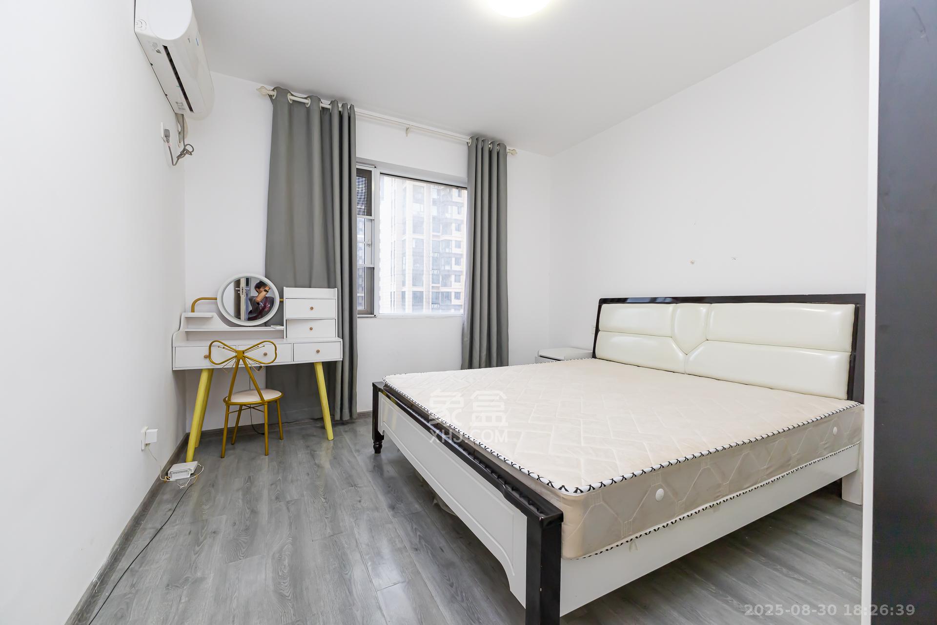 嘉宇银杉(嘉宇西苑) 3室2厅1卫 77.8万 嘉宇银杉(嘉宇西苑) 3室2厅1卫 77.8万卧室