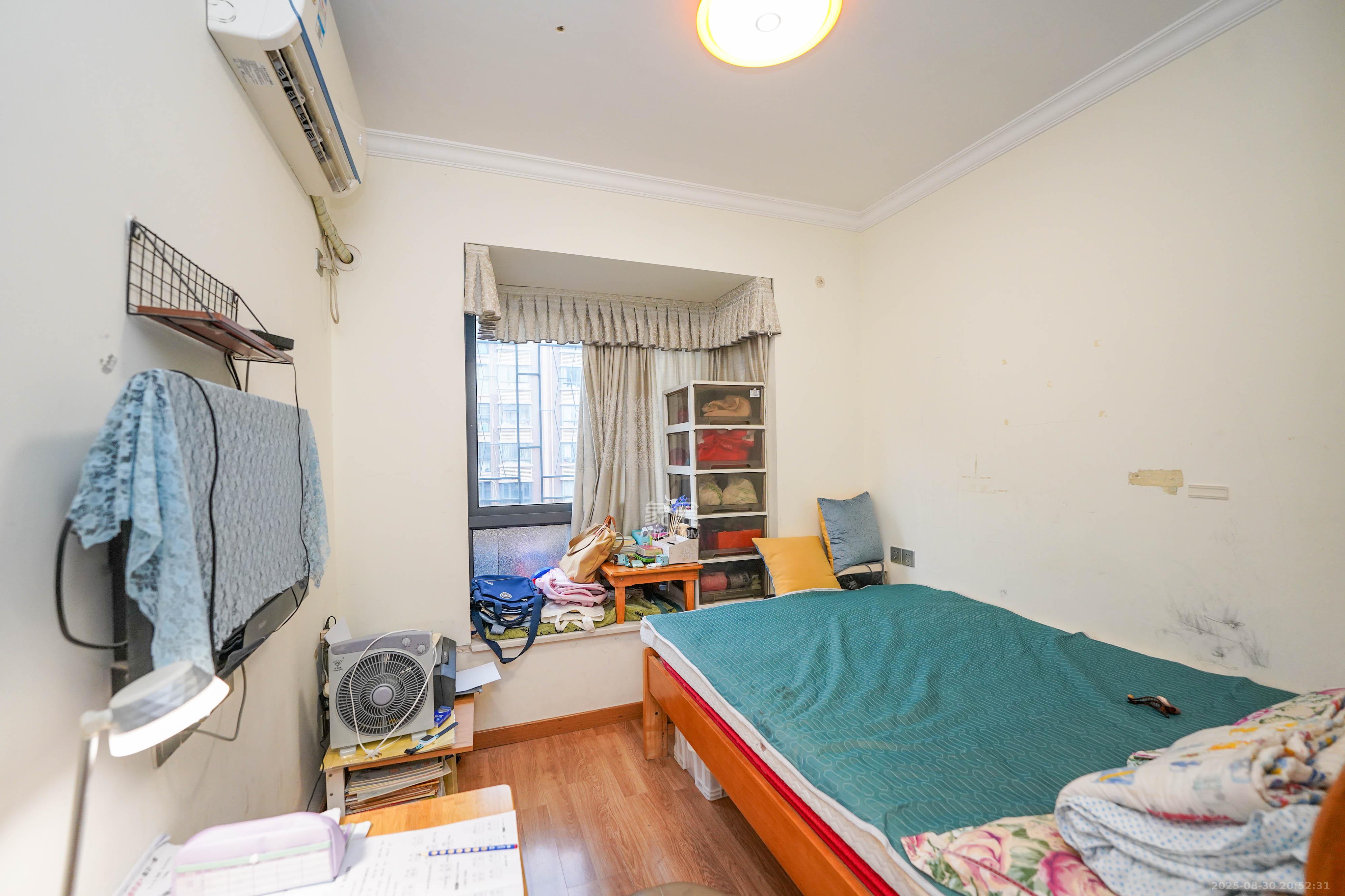 五矿格澜郡 3室2厅2卫 96.0万 五矿格澜郡 3室2厅2卫 96.0万卧室