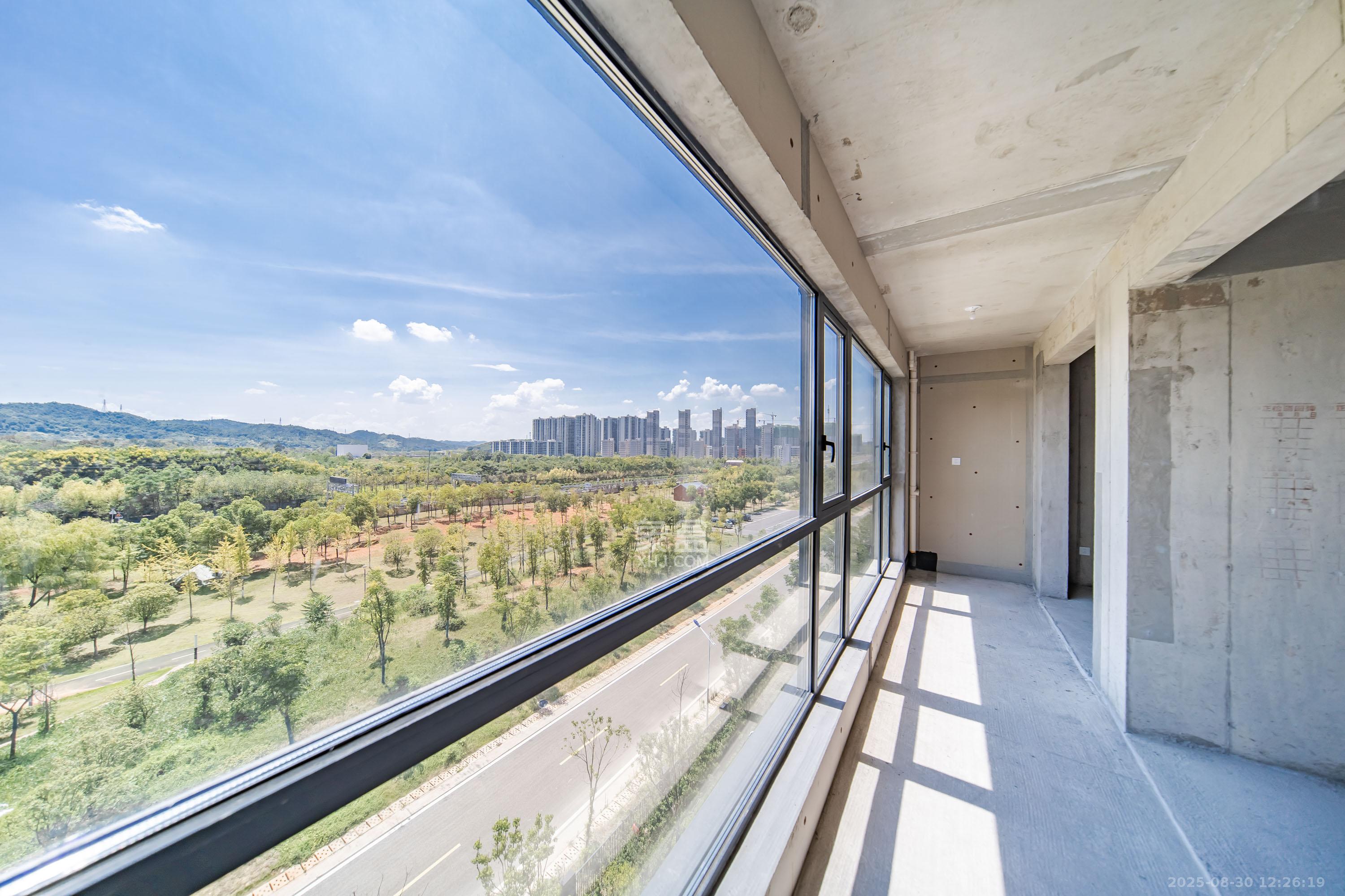 中建钰山湖  4室2厅2卫   210.00万阳台