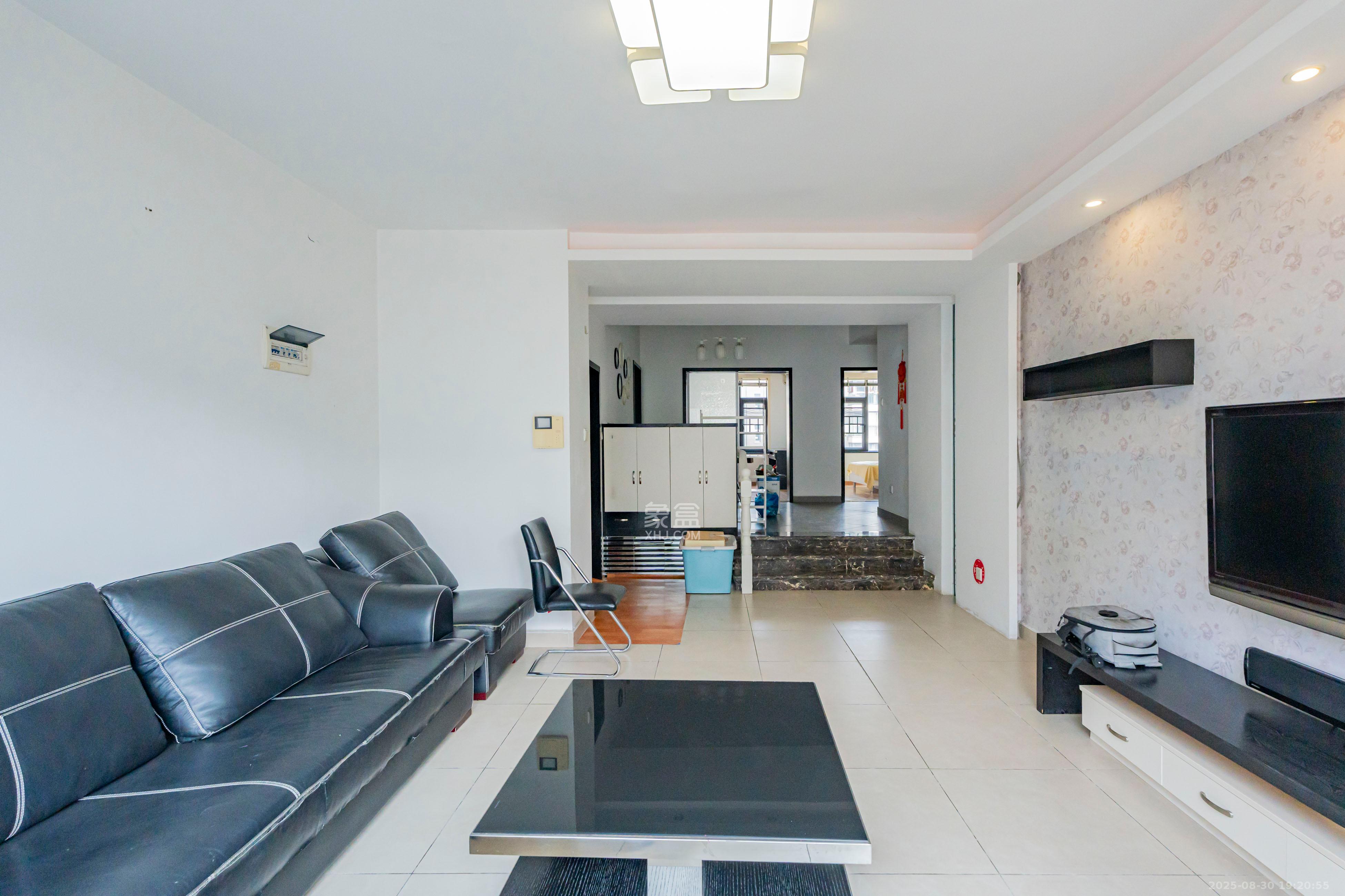 香樟雅郡  3室2厅2卫    115.0万 香樟雅郡  3室2厅2卫    115.0万客厅