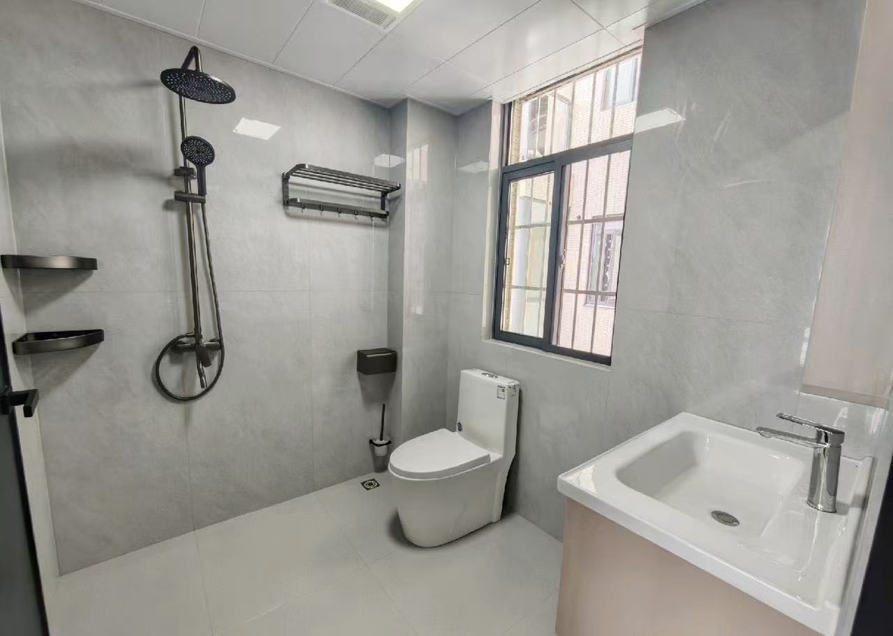 互助小区电梯房 3室2厅2卫 2100.0元/月 互助小区电梯房 3室2厅2卫 2100.0元/月室内图