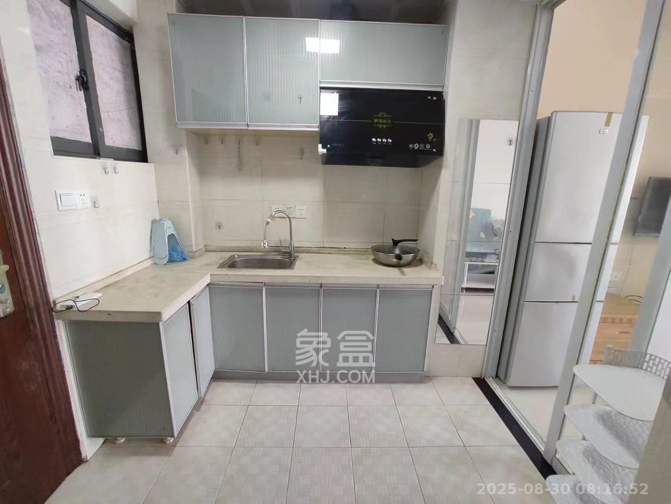 剑桥名门  1室1厅1卫    1300.0元/月 剑桥名门  1室1厅1卫    1300.0元/月室内图