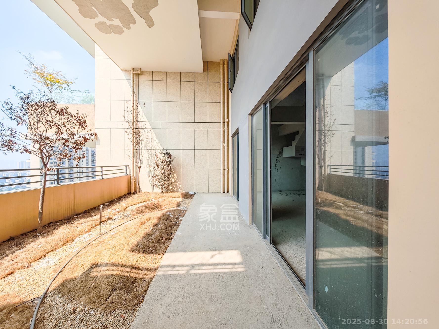 上置绿洲雅宾利 4室2厅2卫 135.0万 上置绿洲雅宾利 4室2厅2卫 135.0万阳台