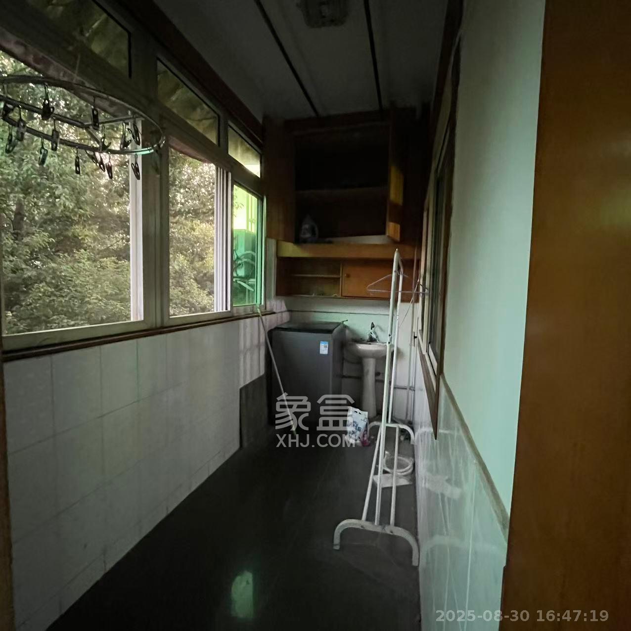 南湖路水工机械厂宿舍 1室2厅1卫 1500.0元/月 南湖路水工机械厂宿舍 1室2厅1卫 1500.0元/月室内图