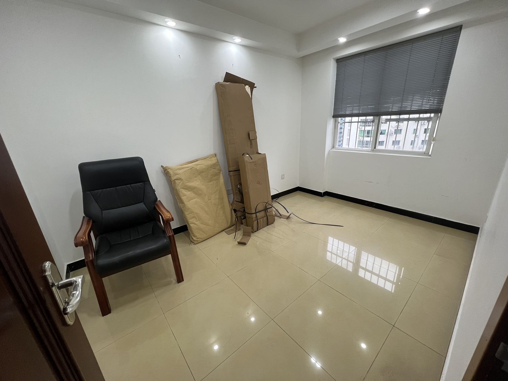 中盐大厦 4室2厅1卫 4500.0元/月 中盐大厦 4室2厅1卫 4500.0元/月室内图