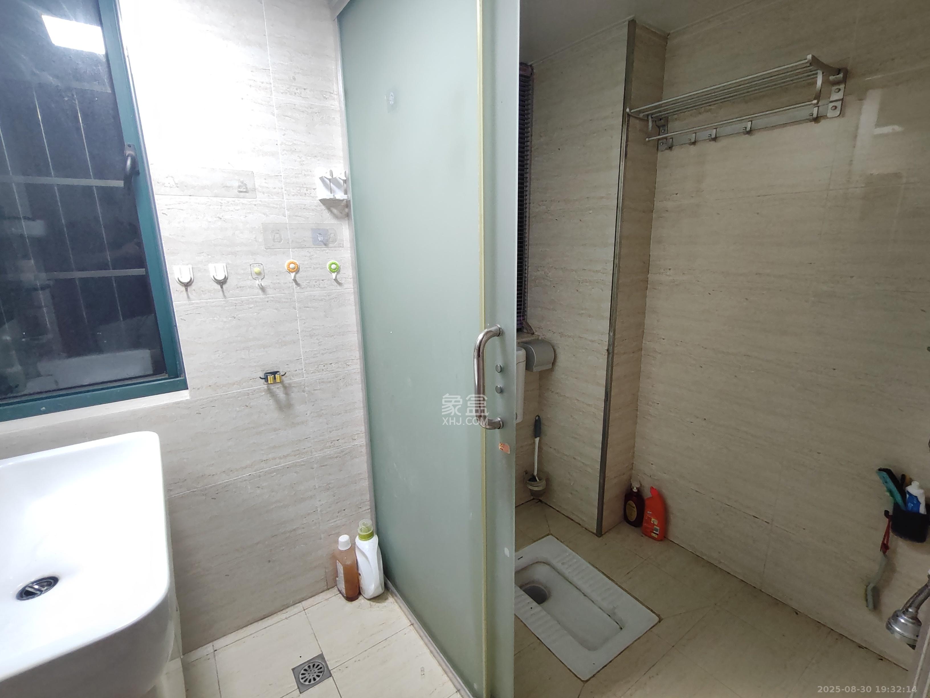 洋湖时代  3室2厅1卫   2500.00元/月室内图