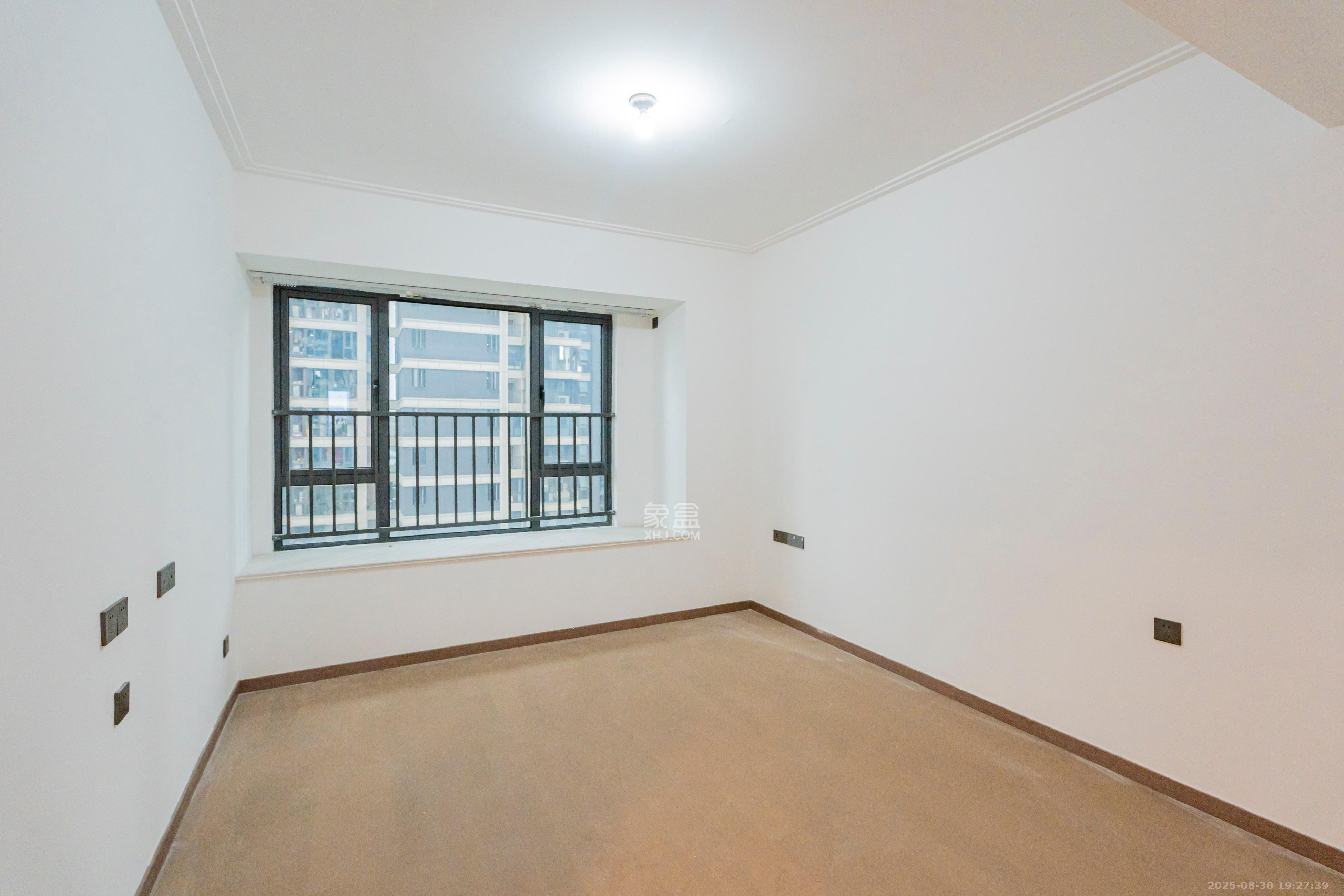 绿地V岛  4室2厅2卫    168.0万卧室