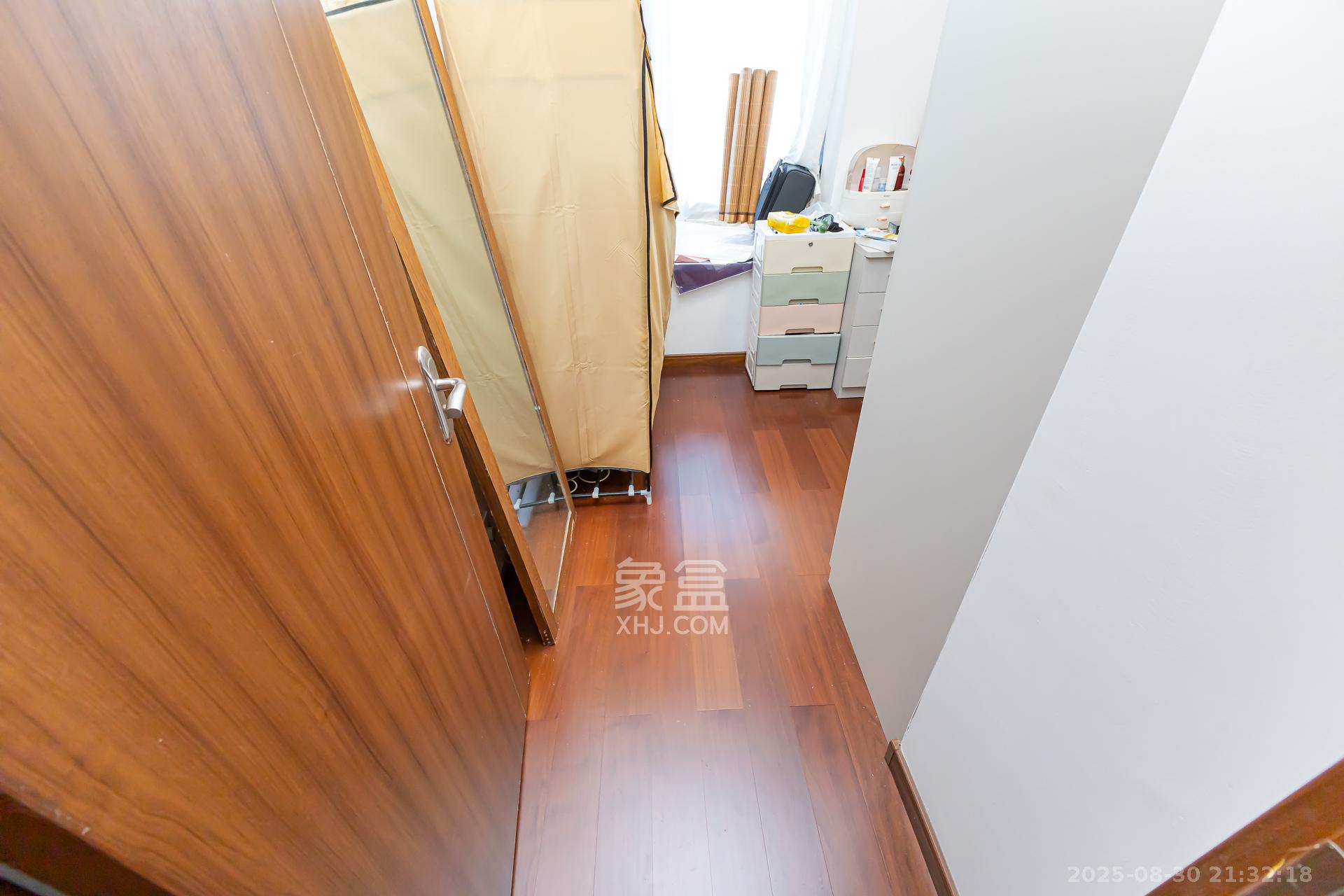 万润滨江天著  5室2厅2卫   135.00万卧室