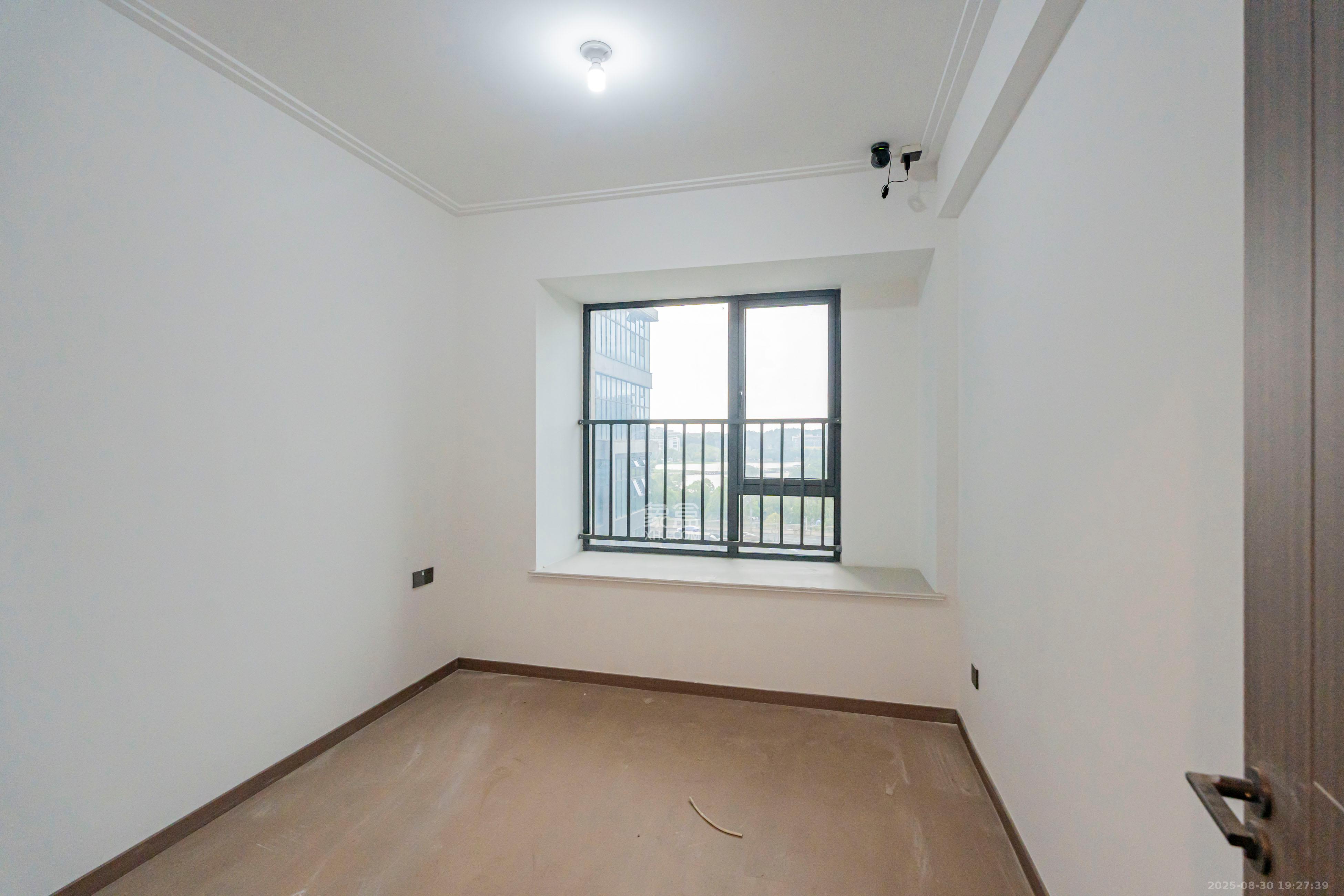 绿地V岛  4室2厅2卫    168.0万卧室