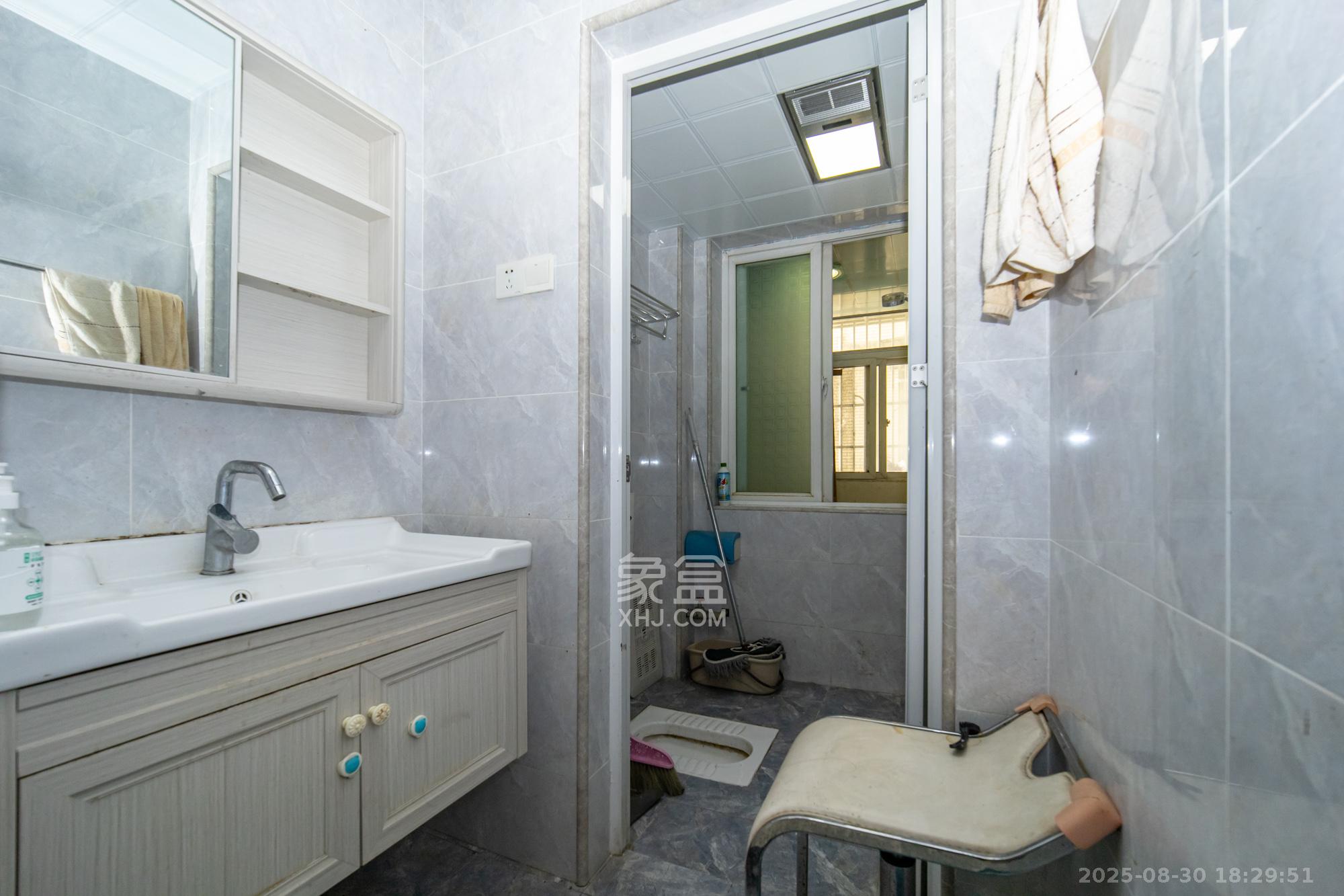 楚天中苑  3室2厅2卫    55.0万卫生间