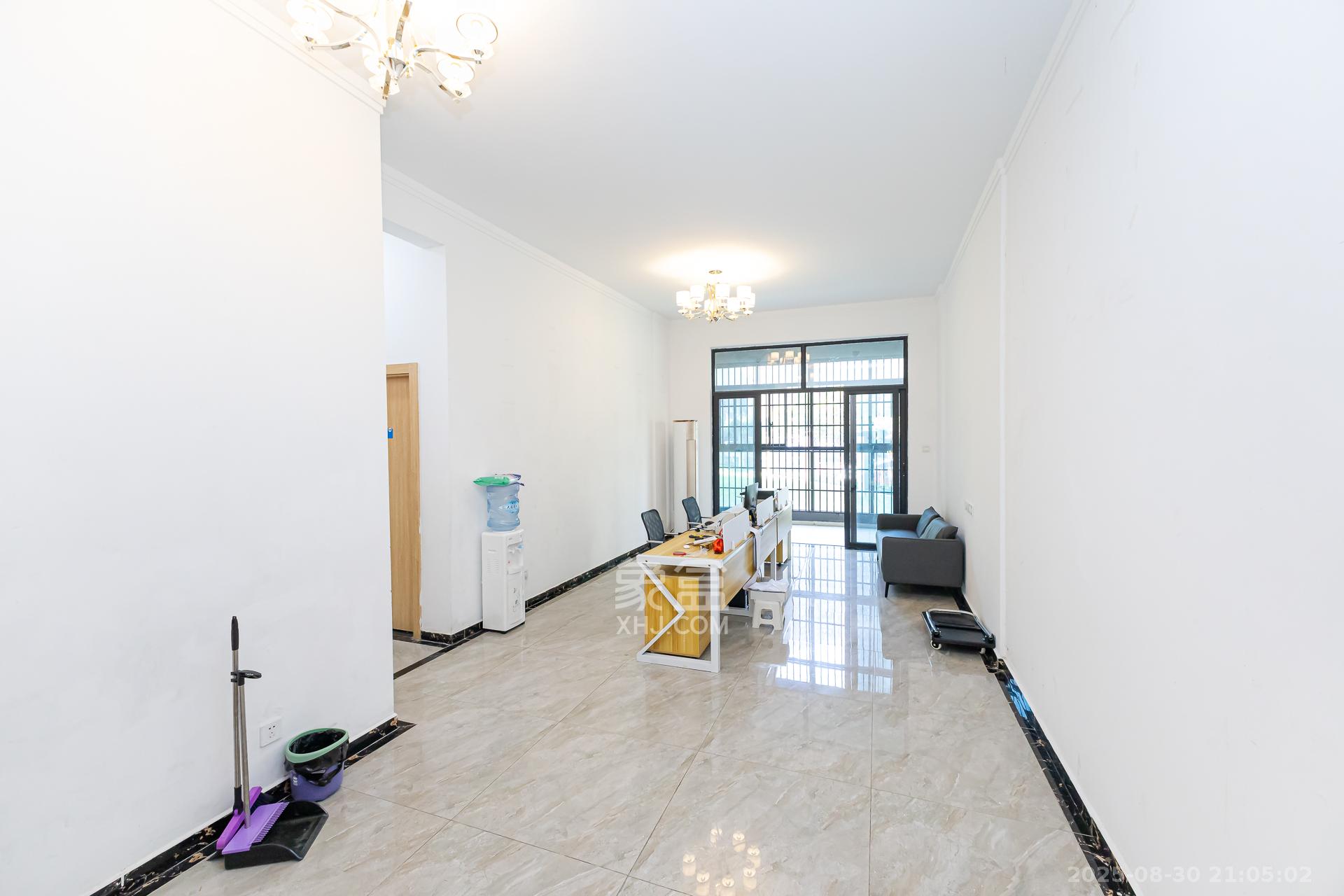 万润滨江天著  4室2厅2卫    130.0万 万润滨江天著  4室2厅2卫    130.0万客厅