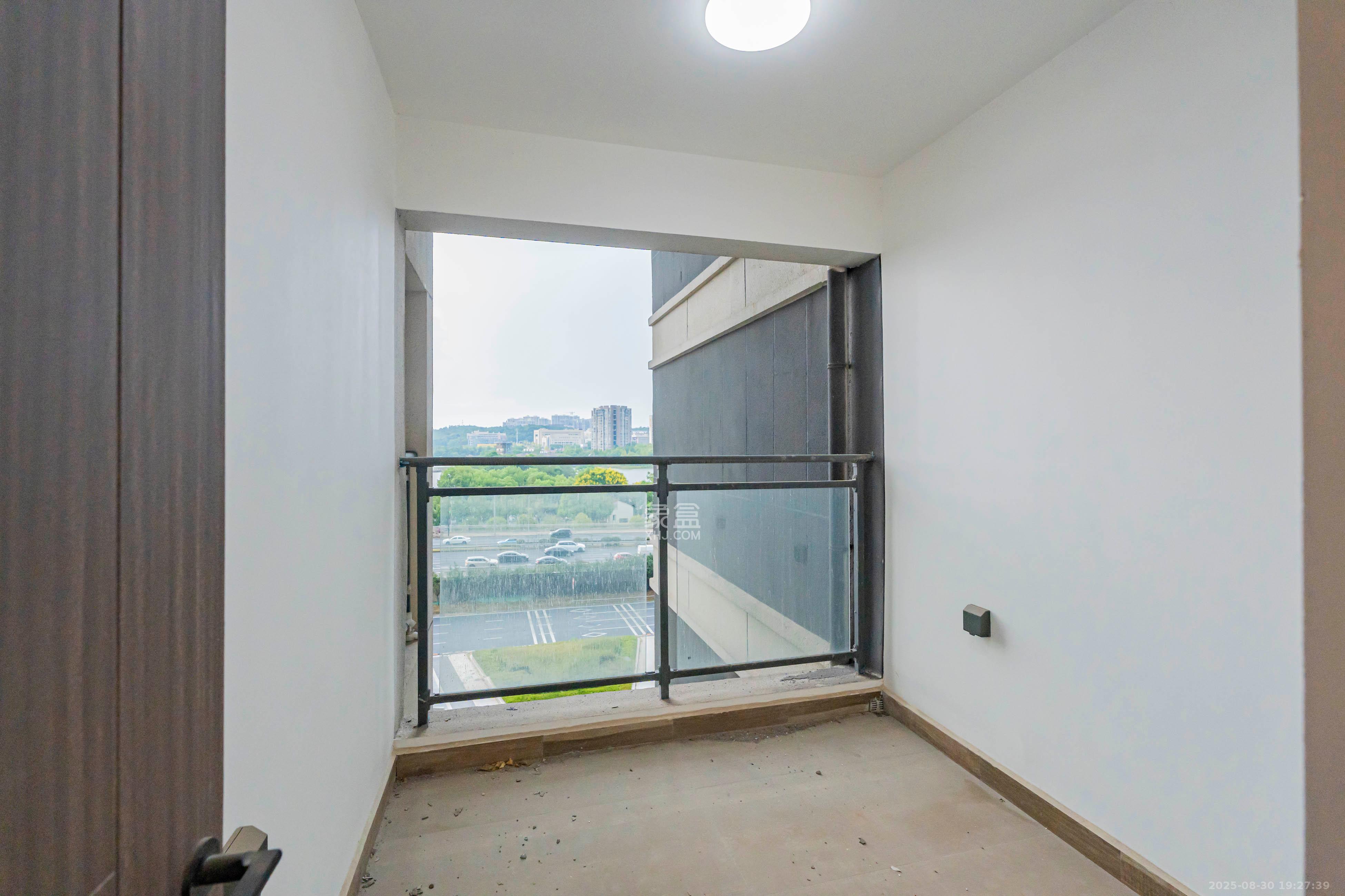 绿地V岛  4室2厅2卫    168.0万卧室