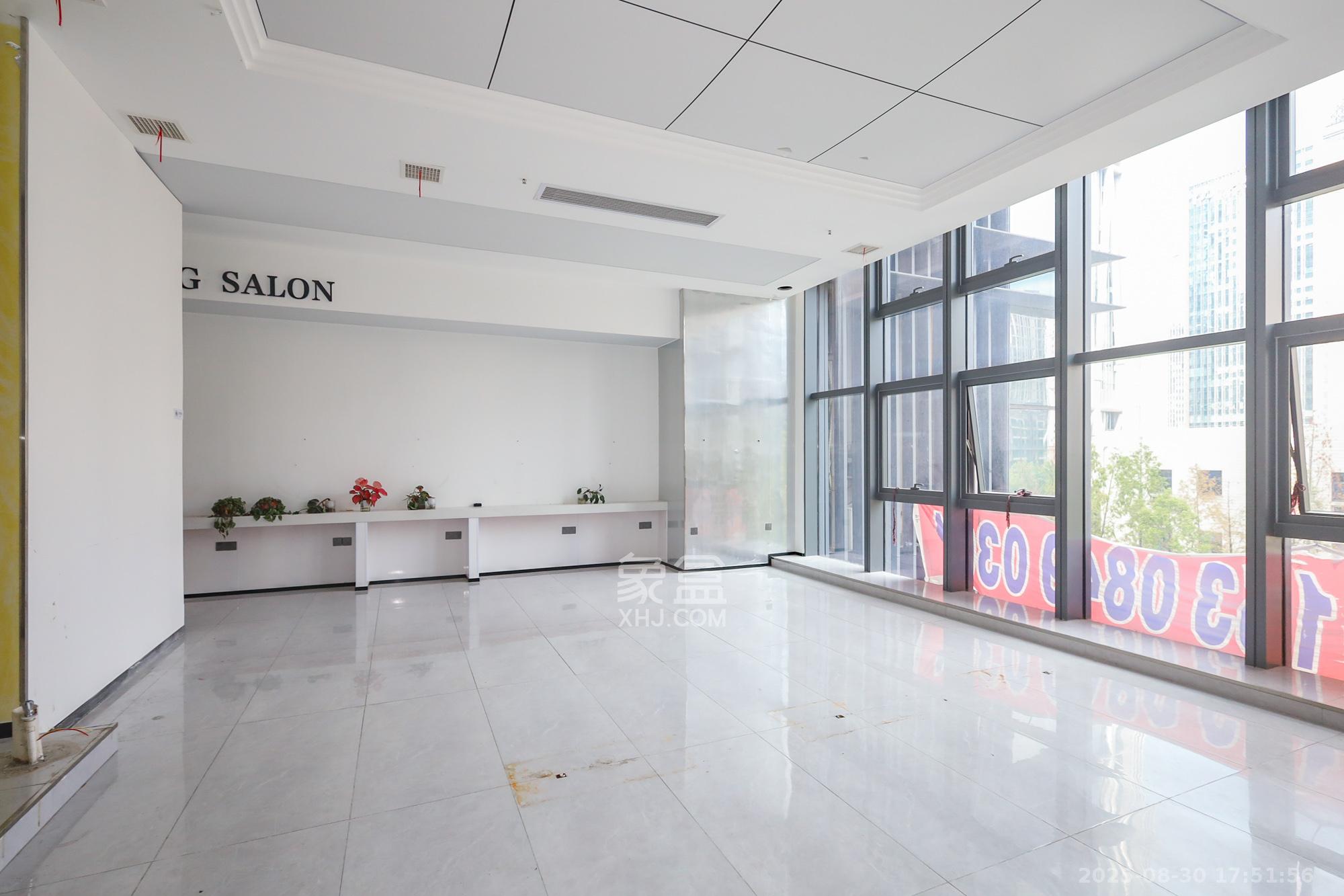 卓越中寰 2室1厅1卫 50.0万 卓越中寰 2室1厅1卫 50.0万客厅