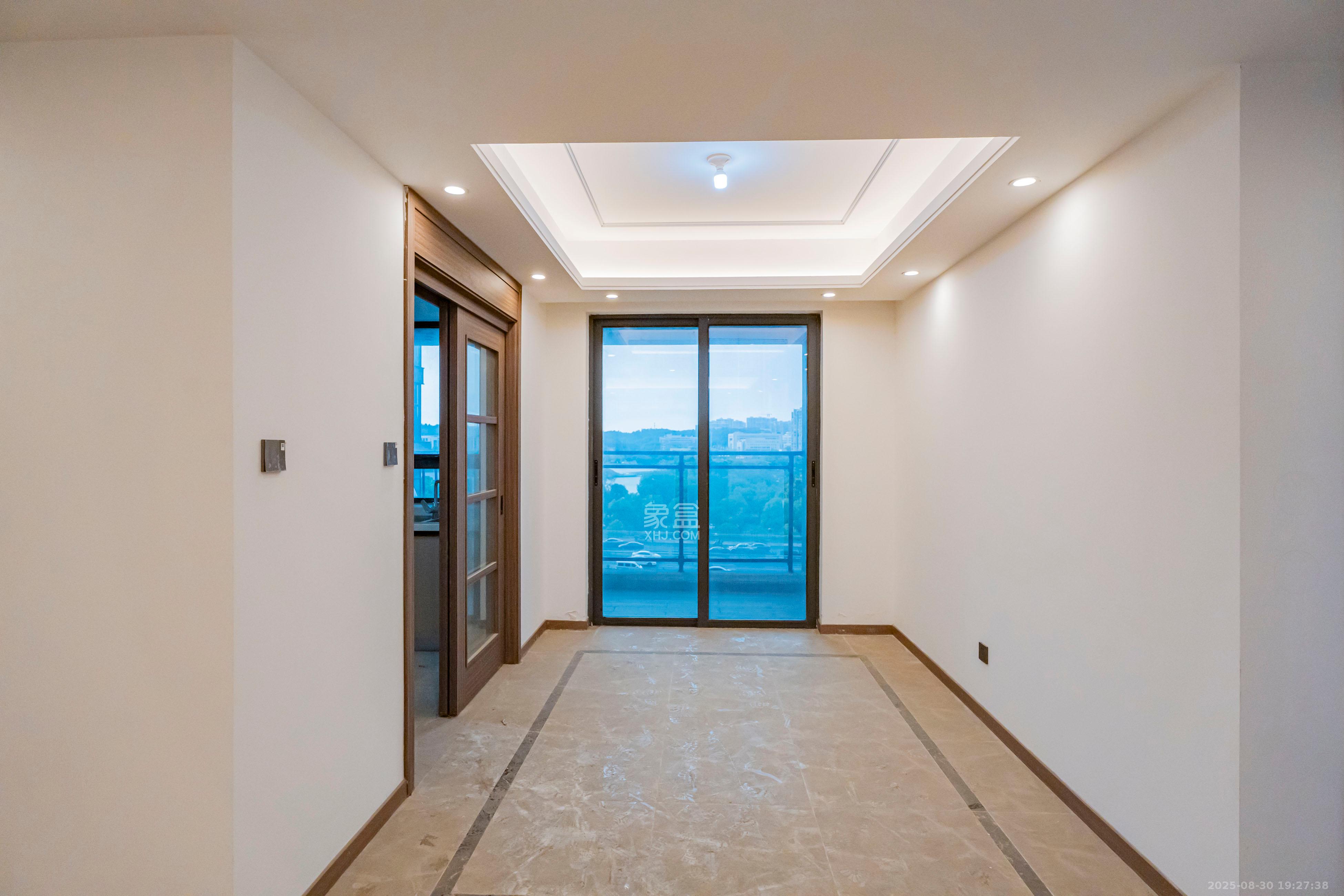 绿地V岛  4室2厅2卫    168.0万客厅