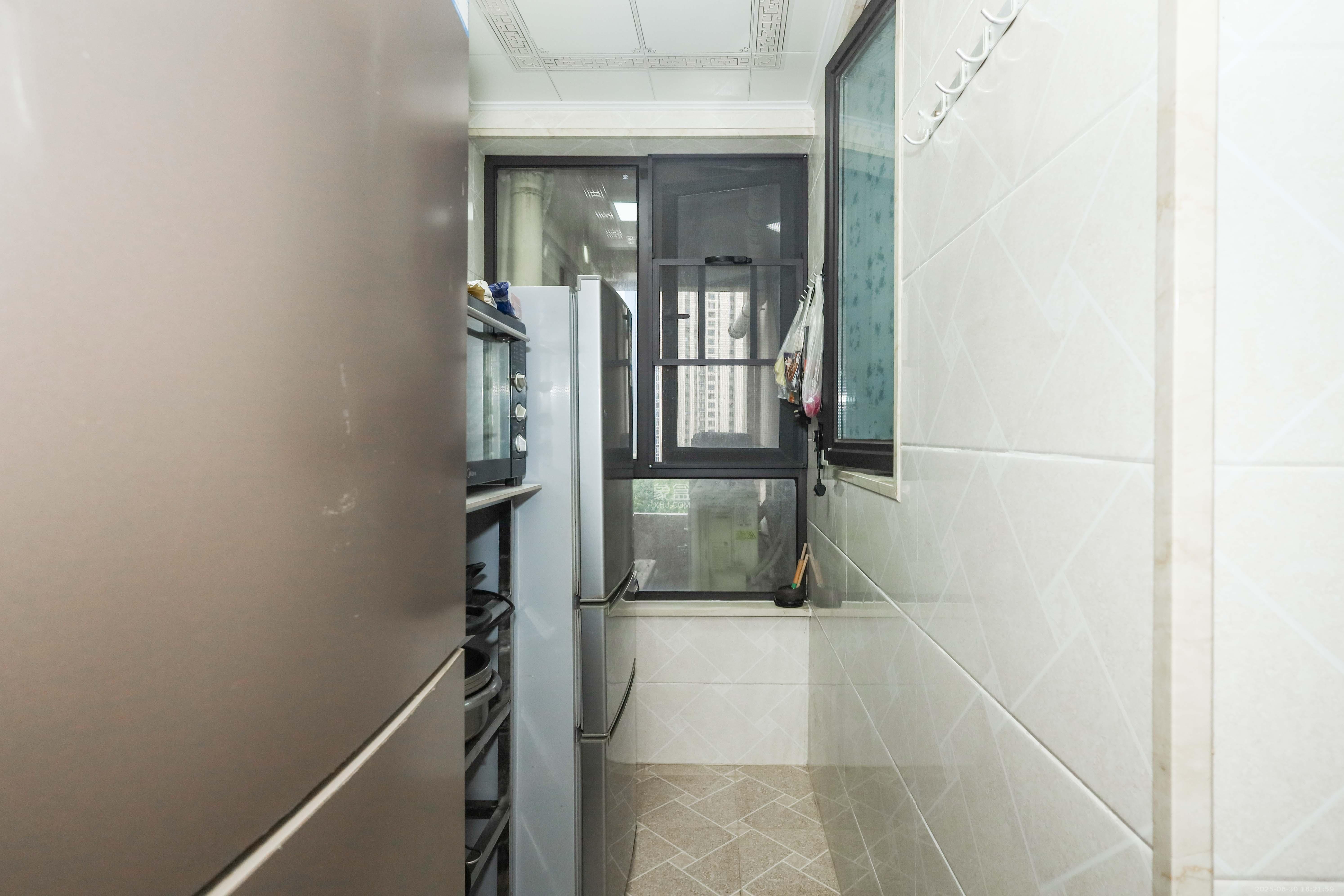 惠天然梅岭国际  3室2厅2卫    140.0万厨房