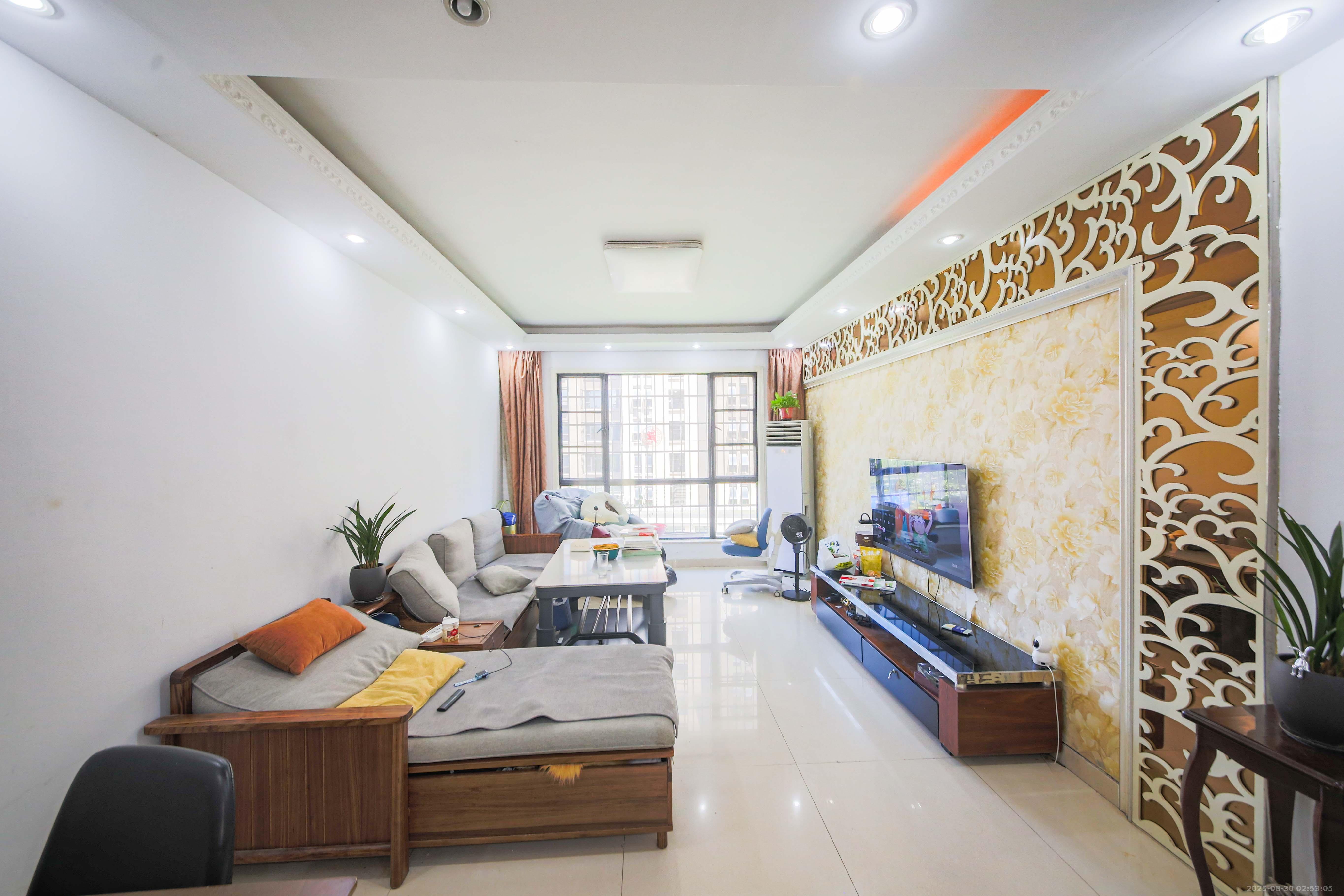 康斯丹郡（融程领秀佳园）  3室2厅1卫    69.0万客厅