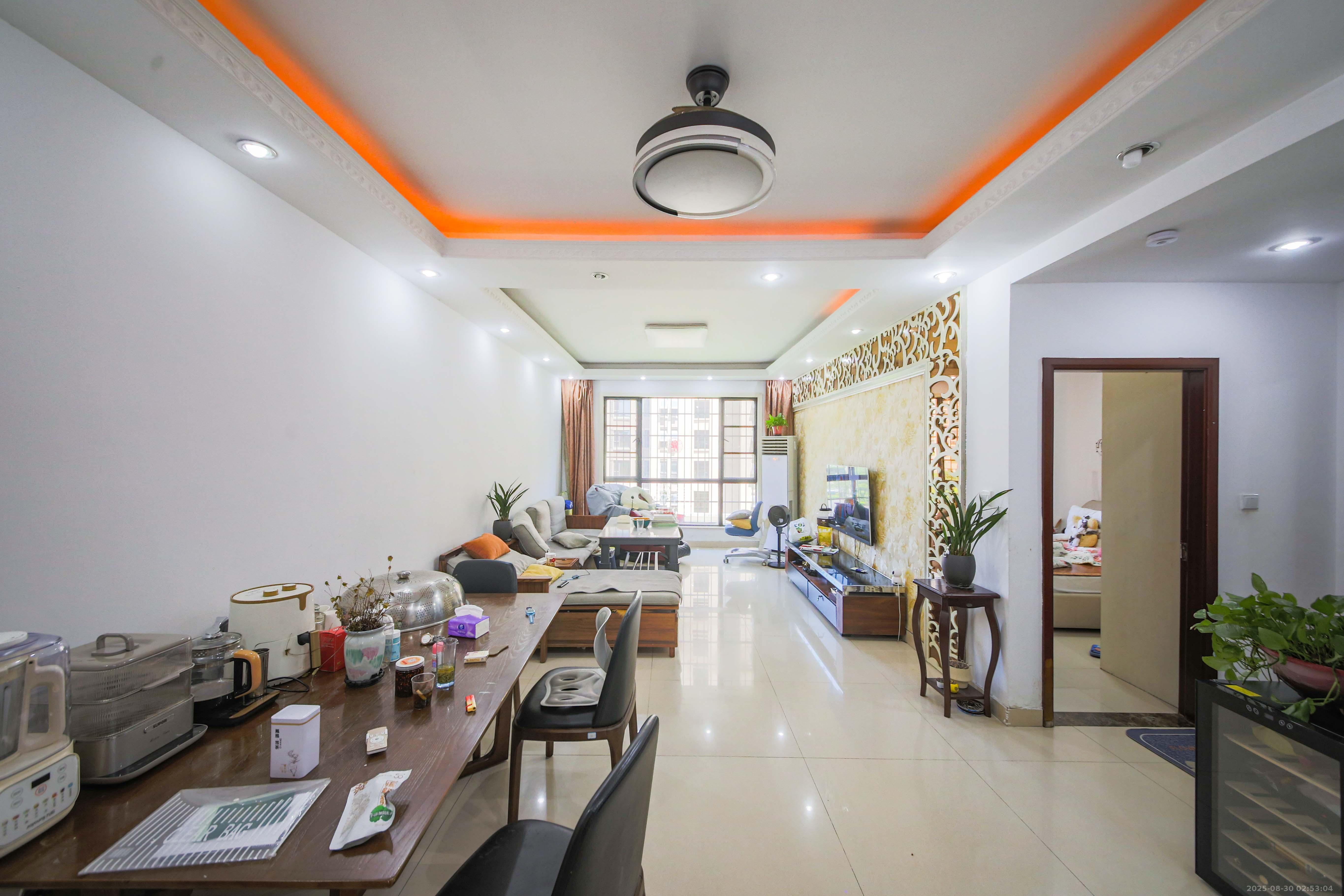 康斯丹郡（融程领秀佳园）  3室2厅1卫    69.0万客厅