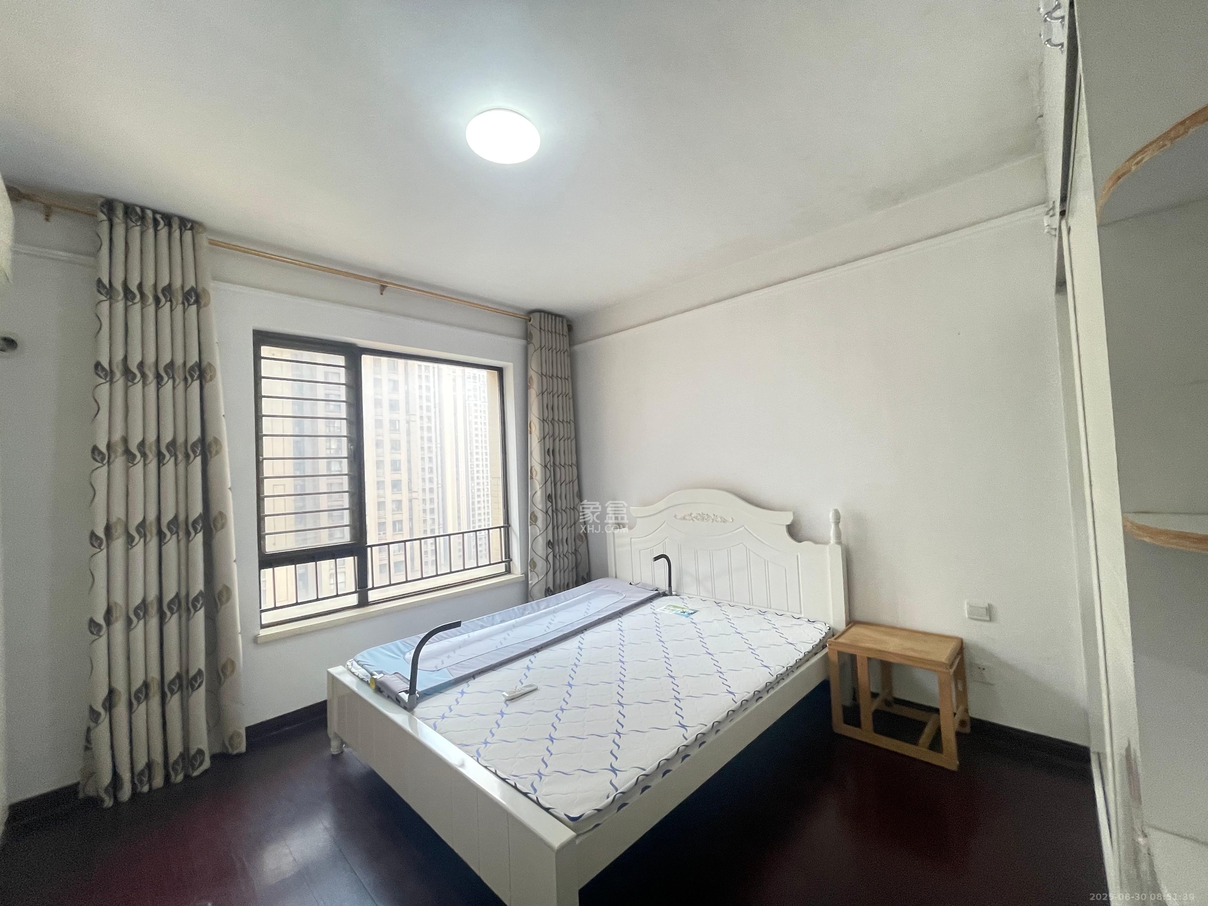 中海国际三期 3室2厅2卫 2300.0元/月 中海国际三期 3室2厅2卫 2300.0元/月室内图