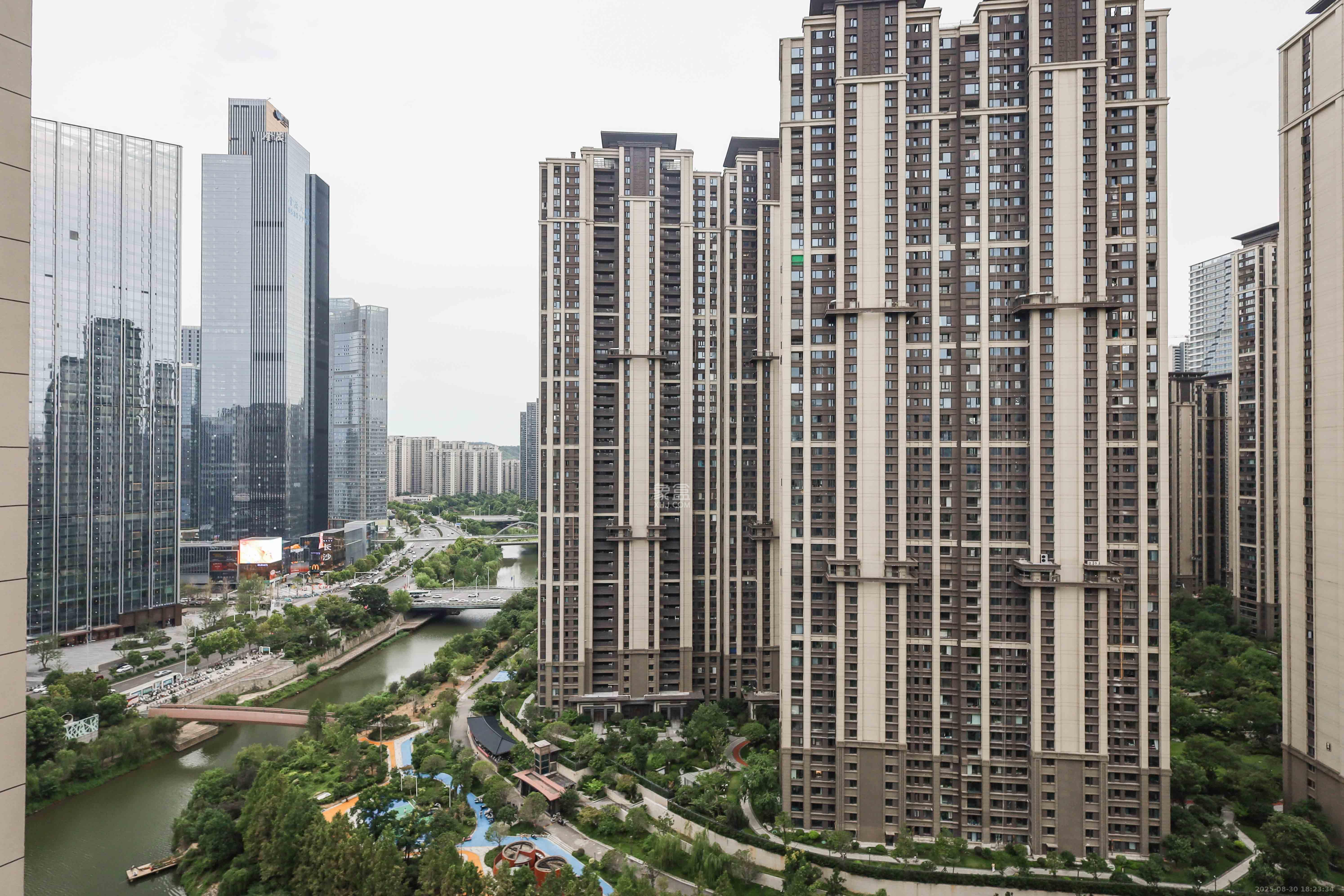 中国铁建梅溪青秀二期  4室2厅2卫   170.00万阳台