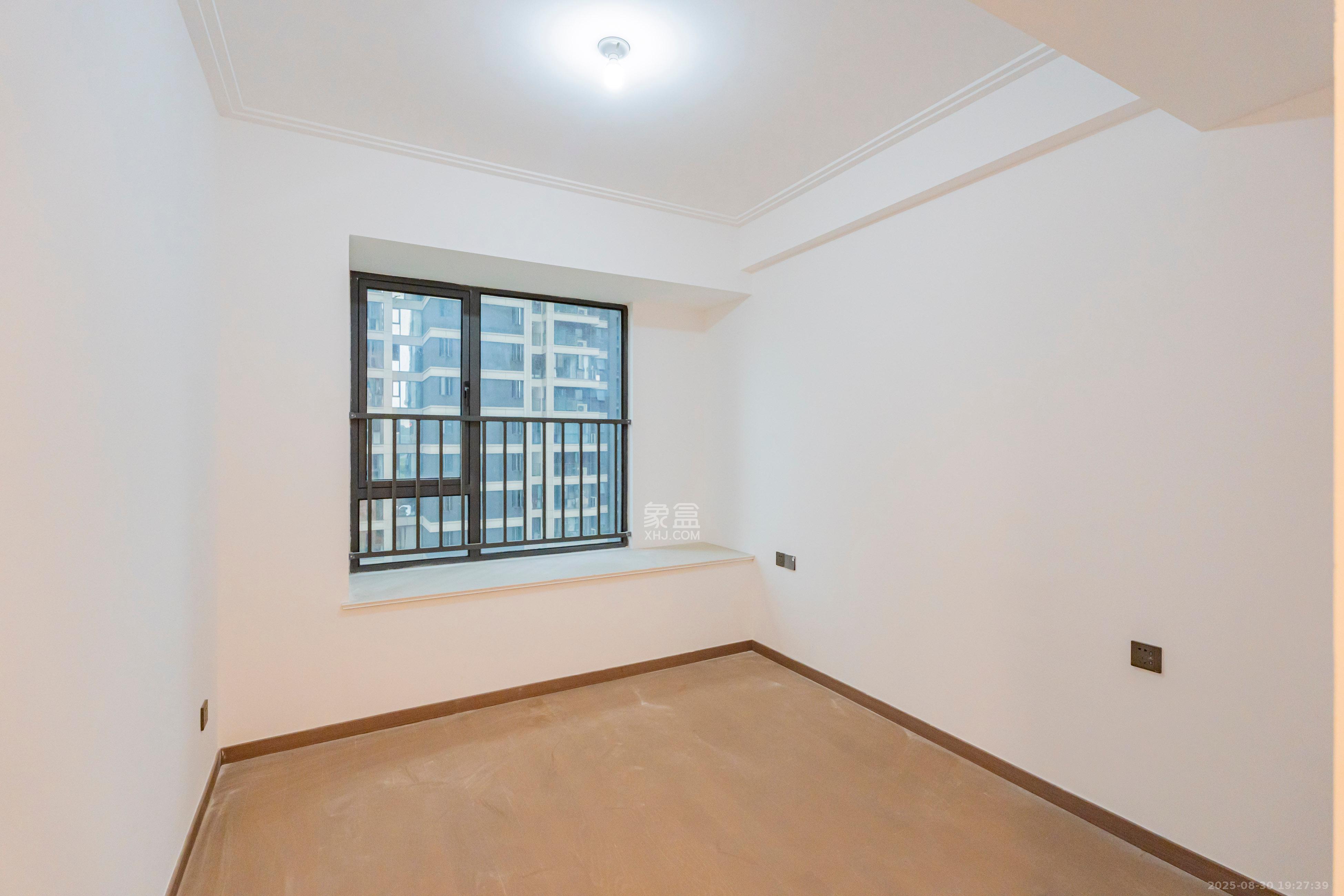 绿地V岛  4室2厅2卫    168.0万卧室