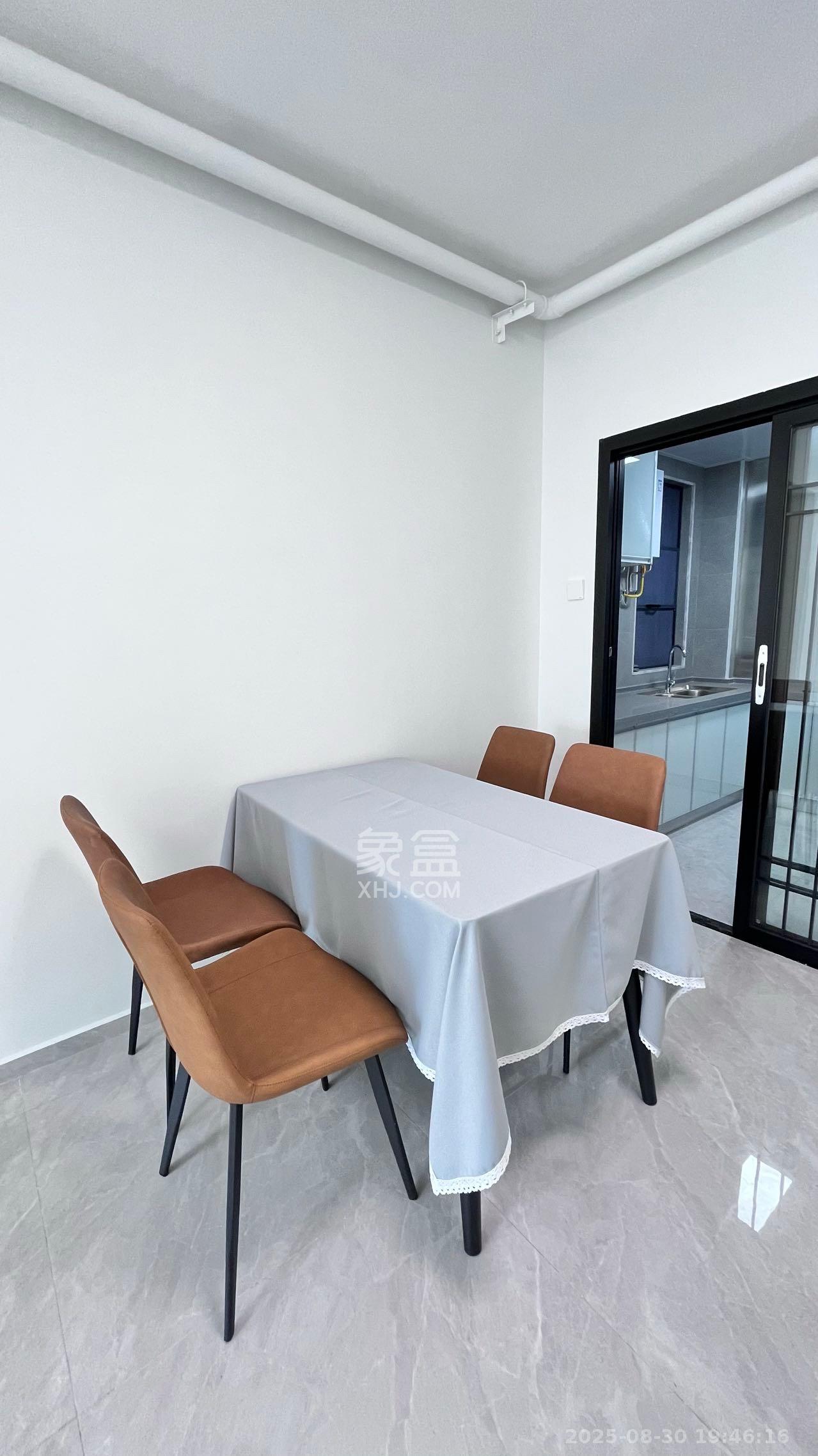 南山梅溪一方  3室2厅2卫    3000.0元/月室内图