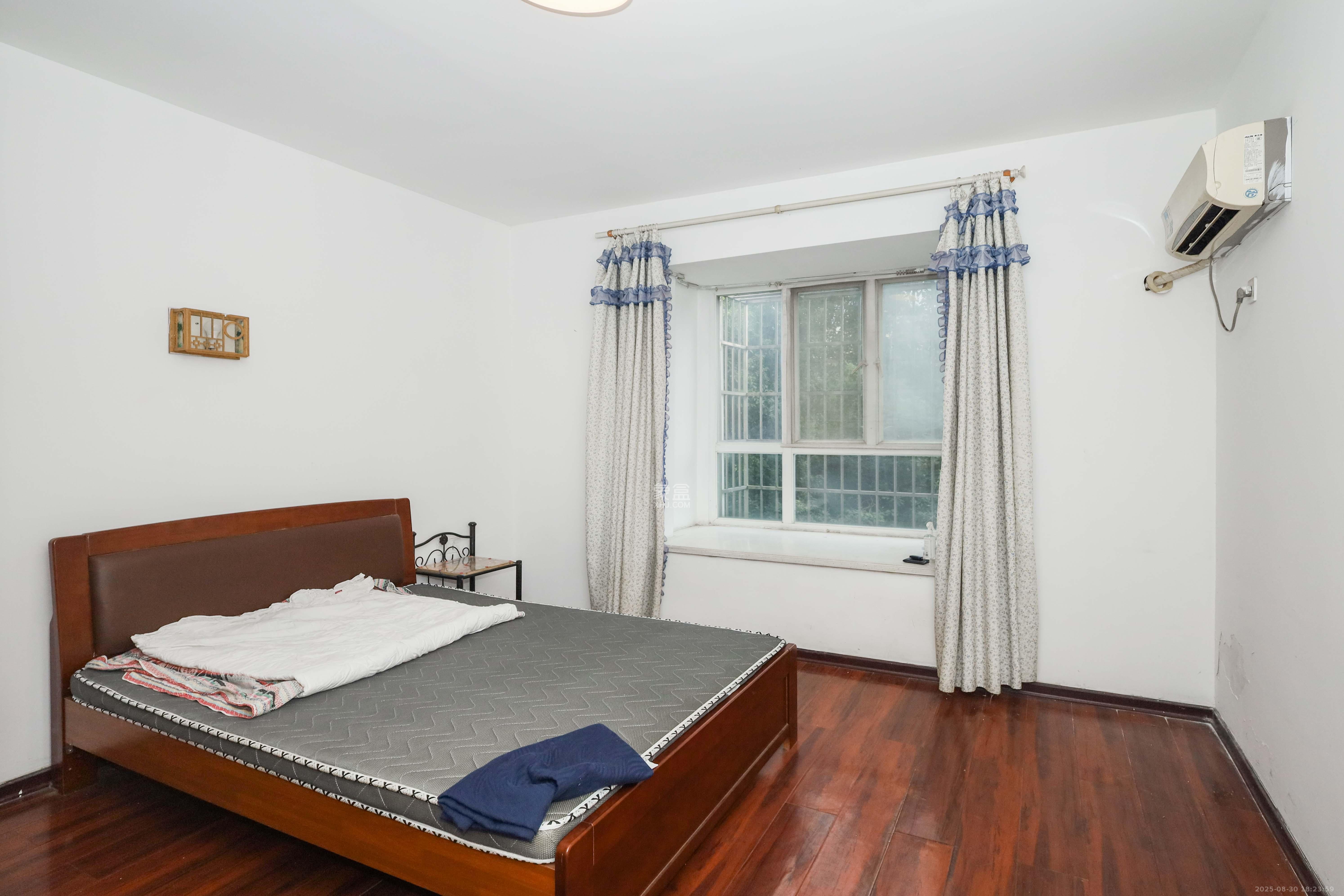 山水英伦  2室2厅1卫    59.0万卧室