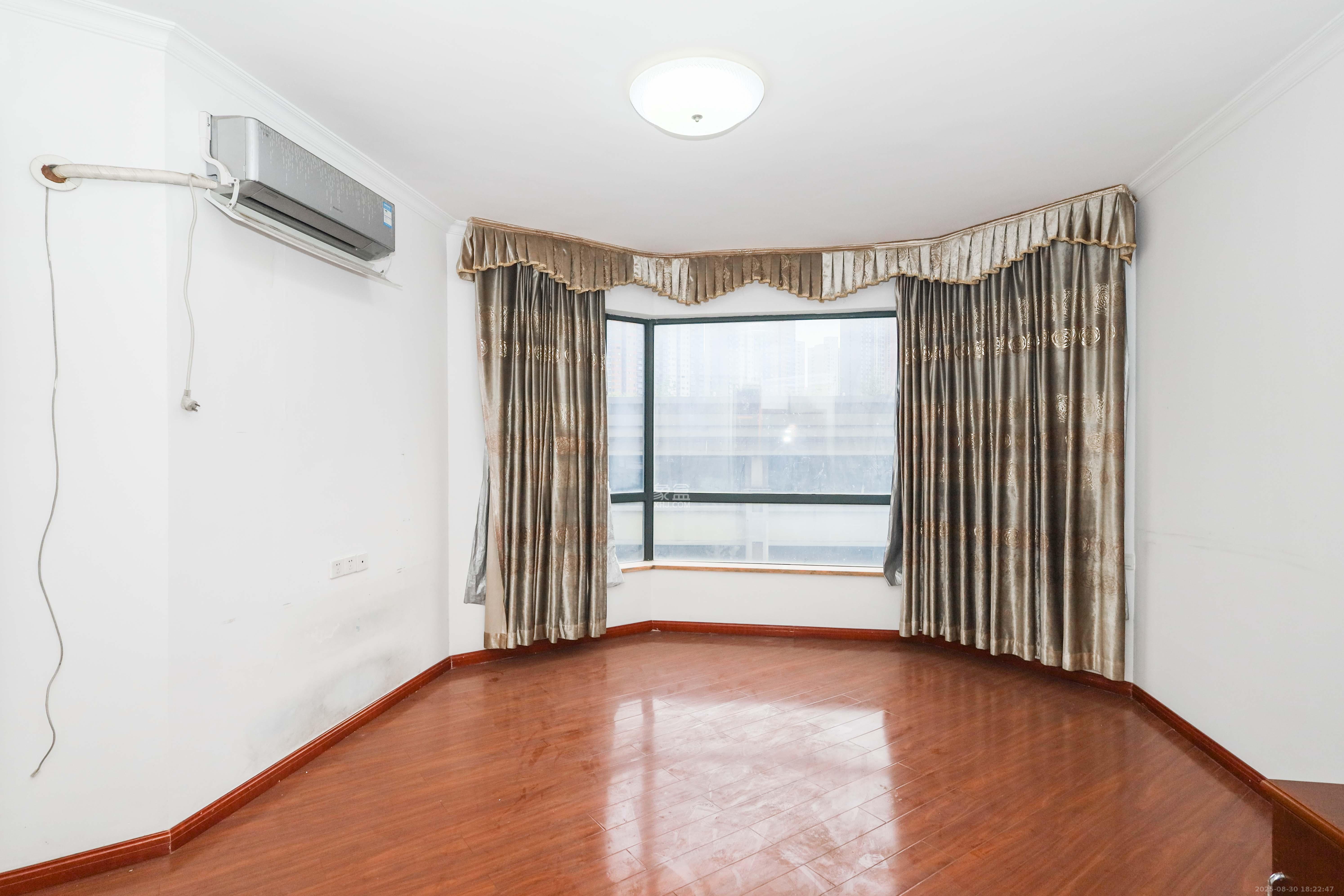 麓谷公馆(涉外国际公馆)  3室2厅2卫    92.0万 麓谷公馆(涉外国际公馆)  3室2厅2卫    92.0万卧室