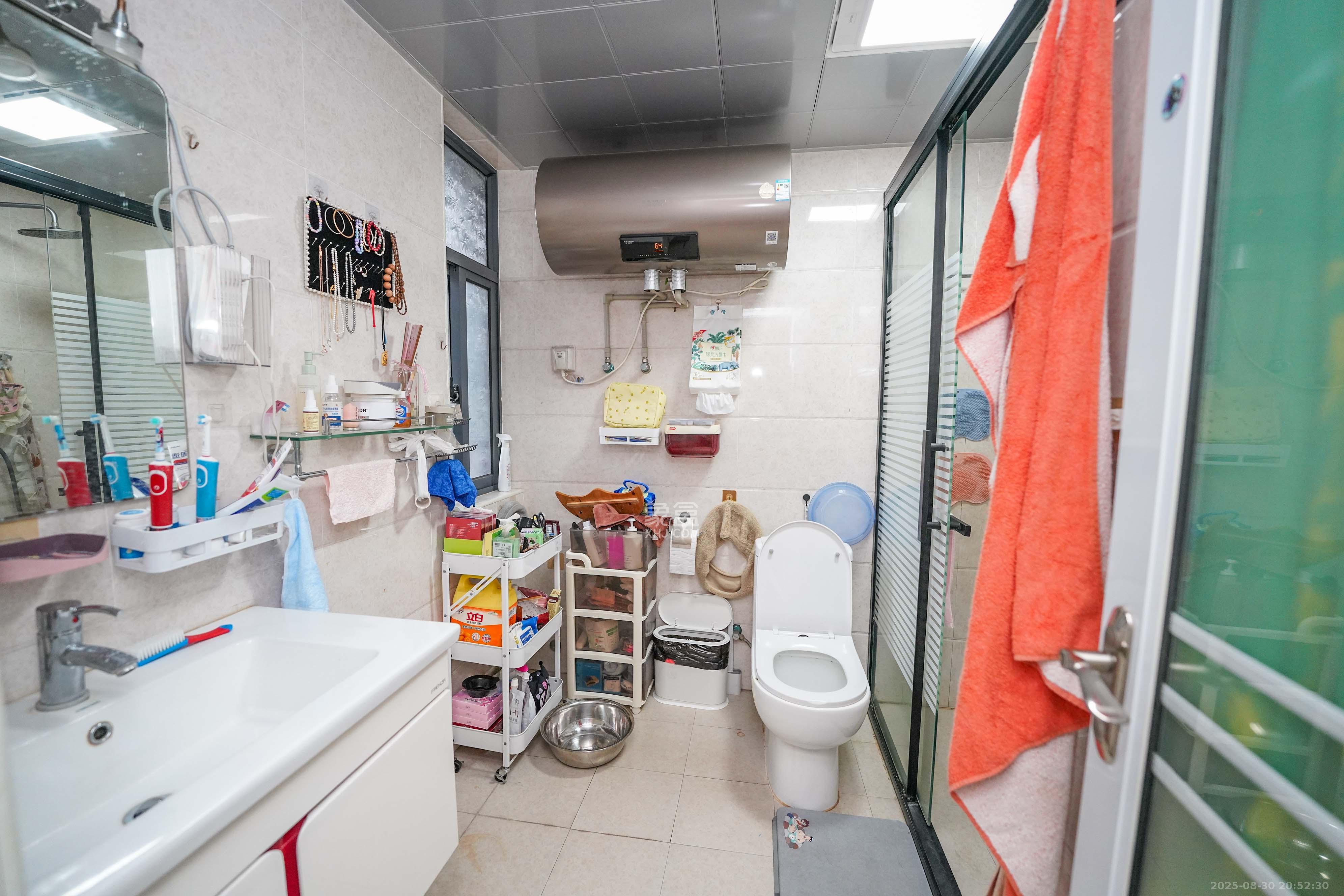 五矿格澜郡 3室2厅2卫 96.0万 五矿格澜郡 3室2厅2卫 96.0万卫生间