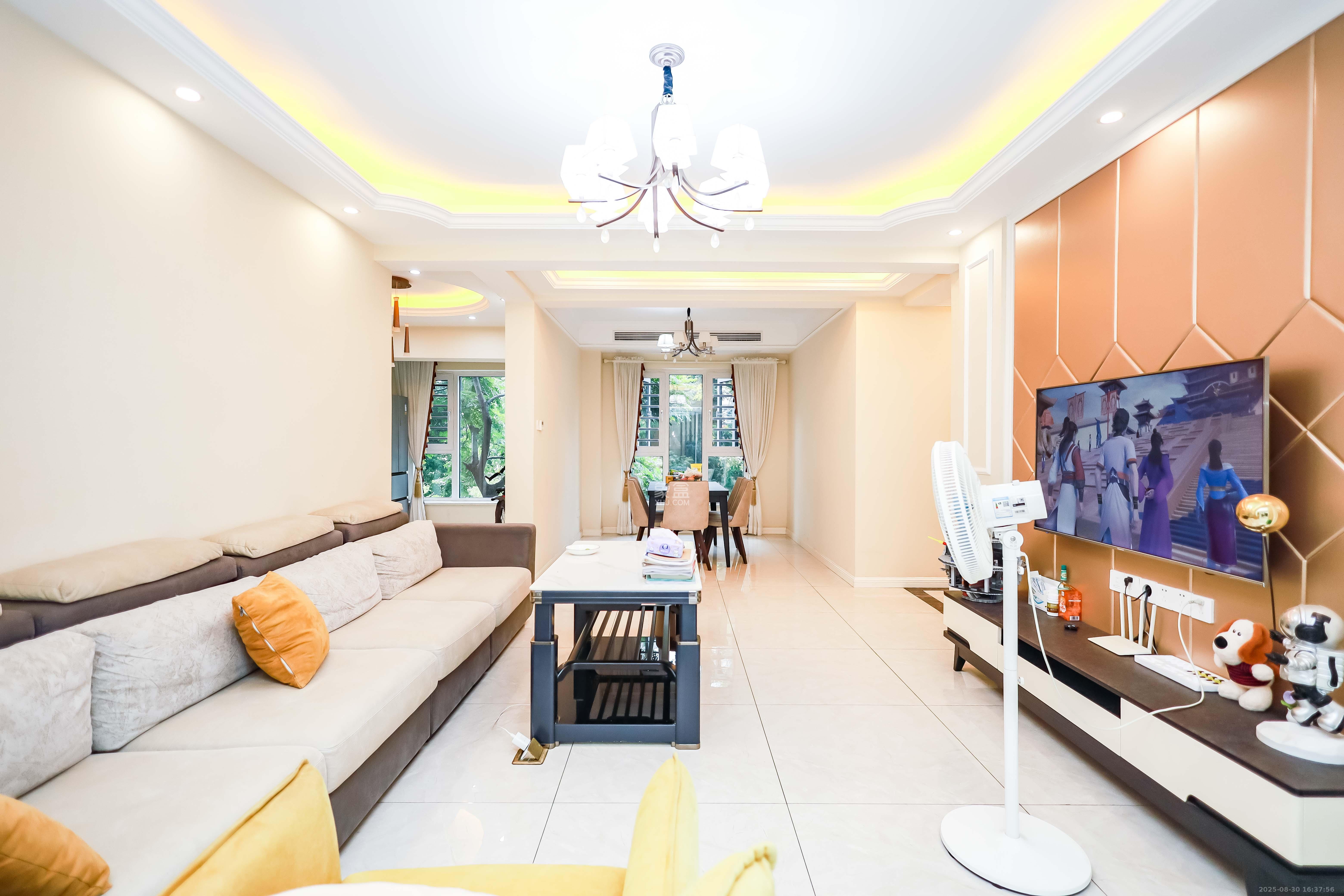 天麓尚层  4室2厅1卫    96.0万客厅