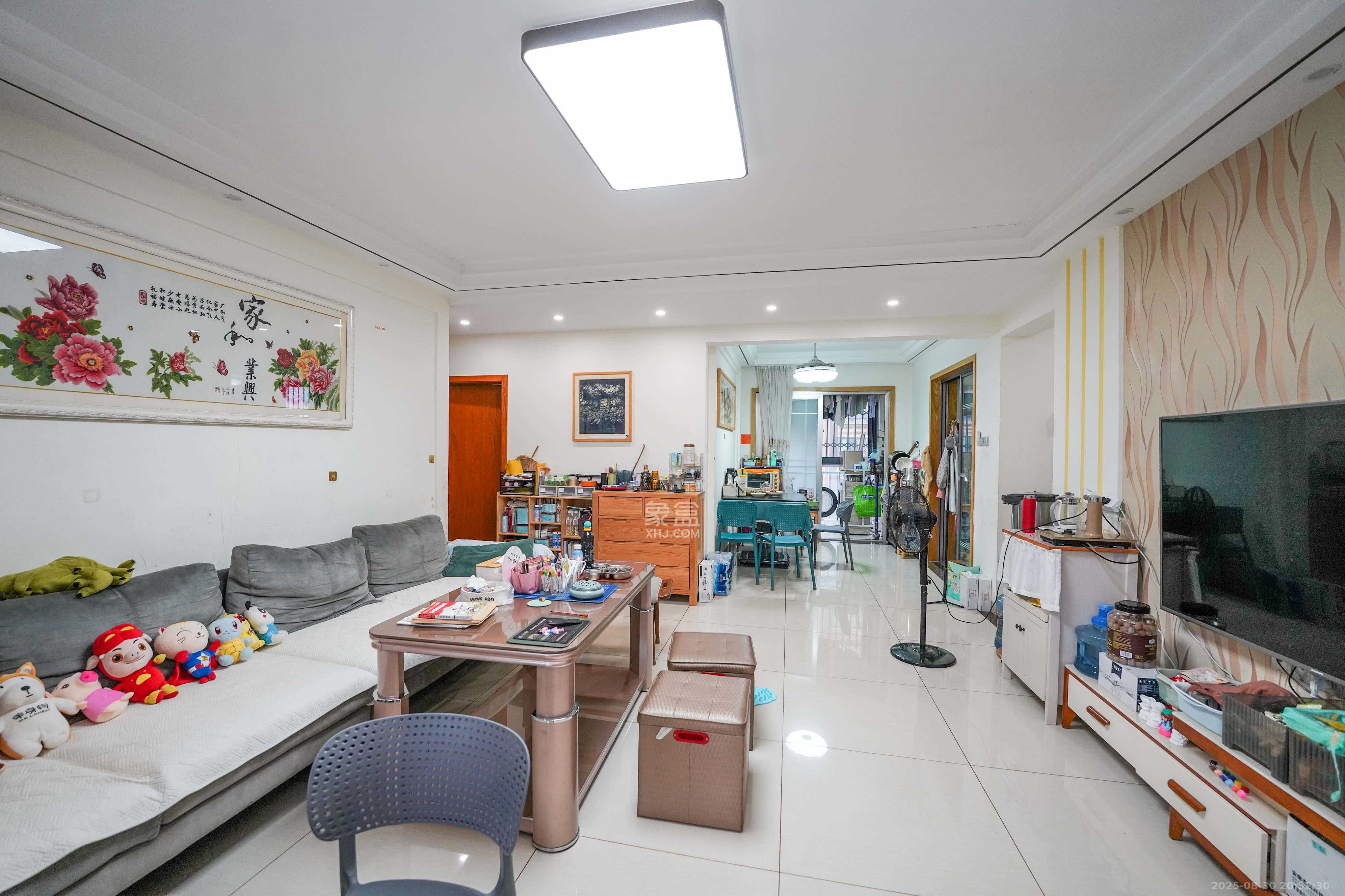 五矿格澜郡 3室2厅2卫 96.0万 五矿格澜郡 3室2厅2卫 96.0万客厅