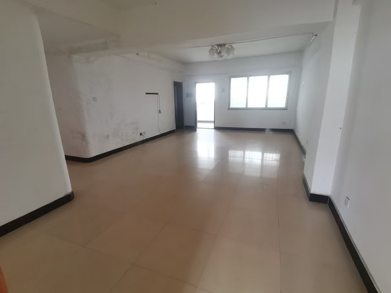 环岛大厦 3室2厅2卫 3300.0元/月 环岛大厦 3室2厅2卫 3300.0元/月室内图