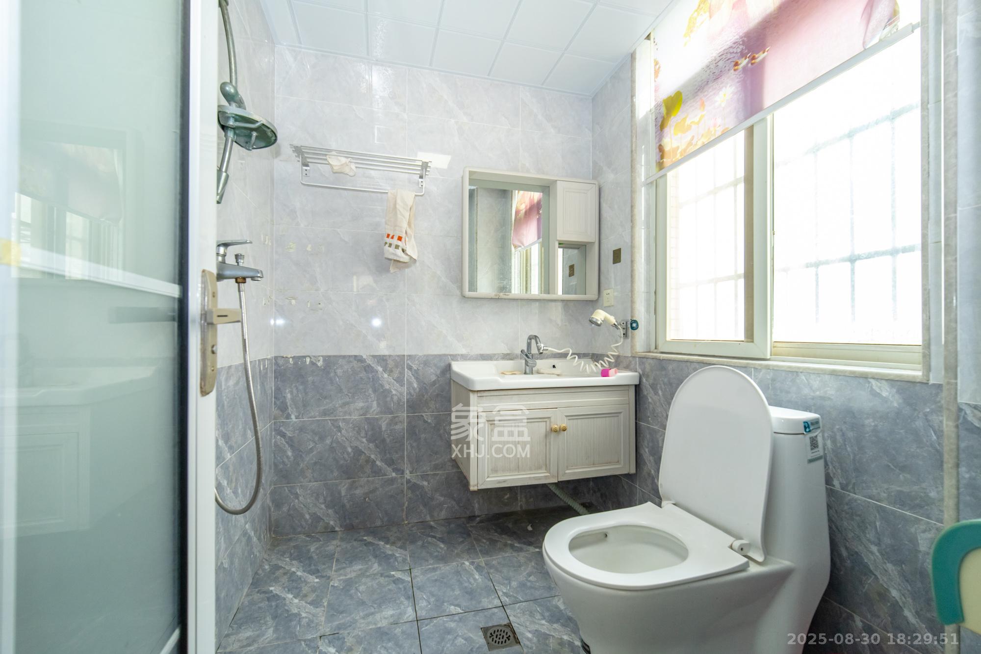 楚天中苑 3室2厅2卫 55.0万 楚天中苑 3室2厅2卫 55.0万卫生间