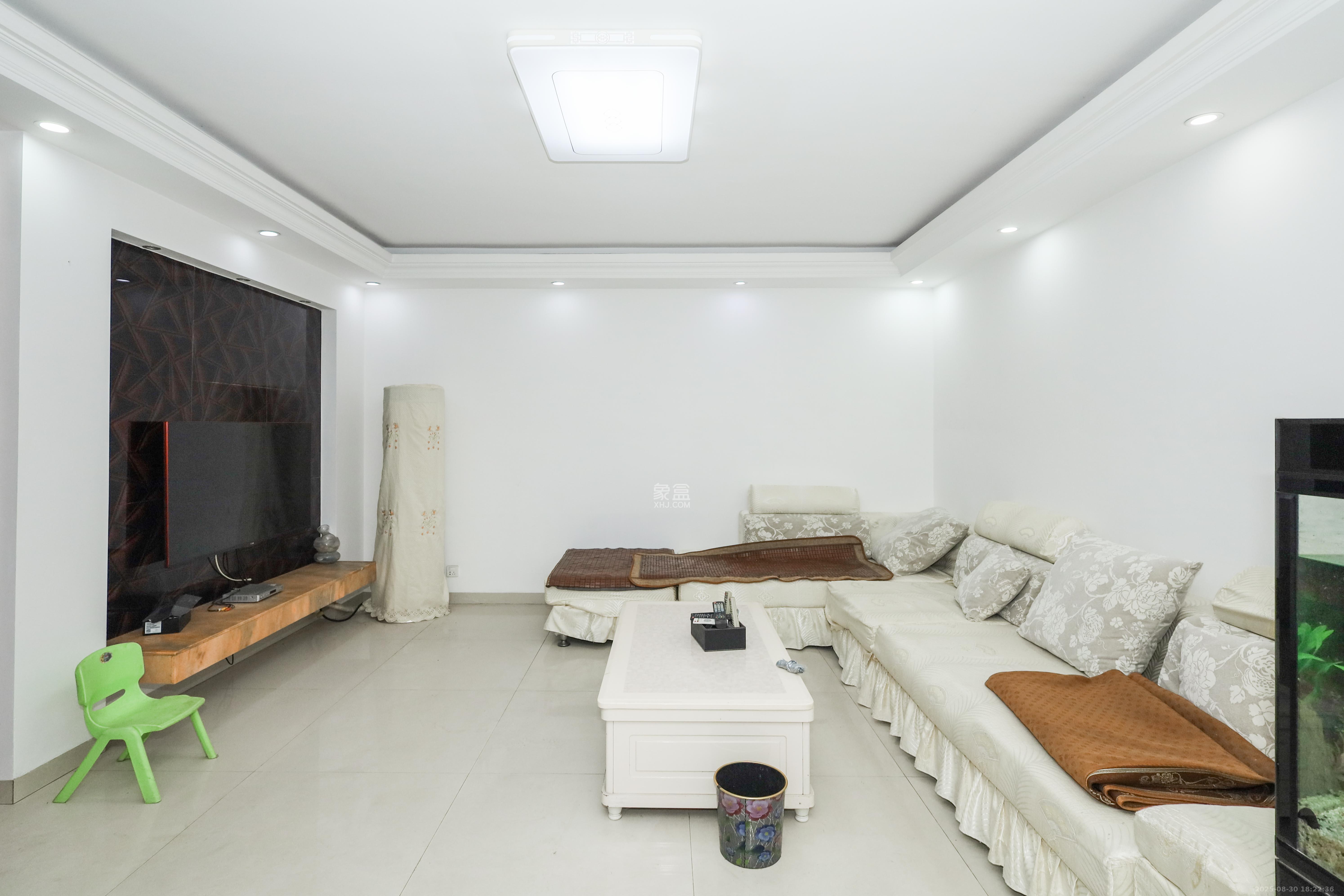 麓谷公馆(涉外国际公馆)  3室2厅2卫    92.0万 麓谷公馆(涉外国际公馆)  3室2厅2卫    92.0万客厅