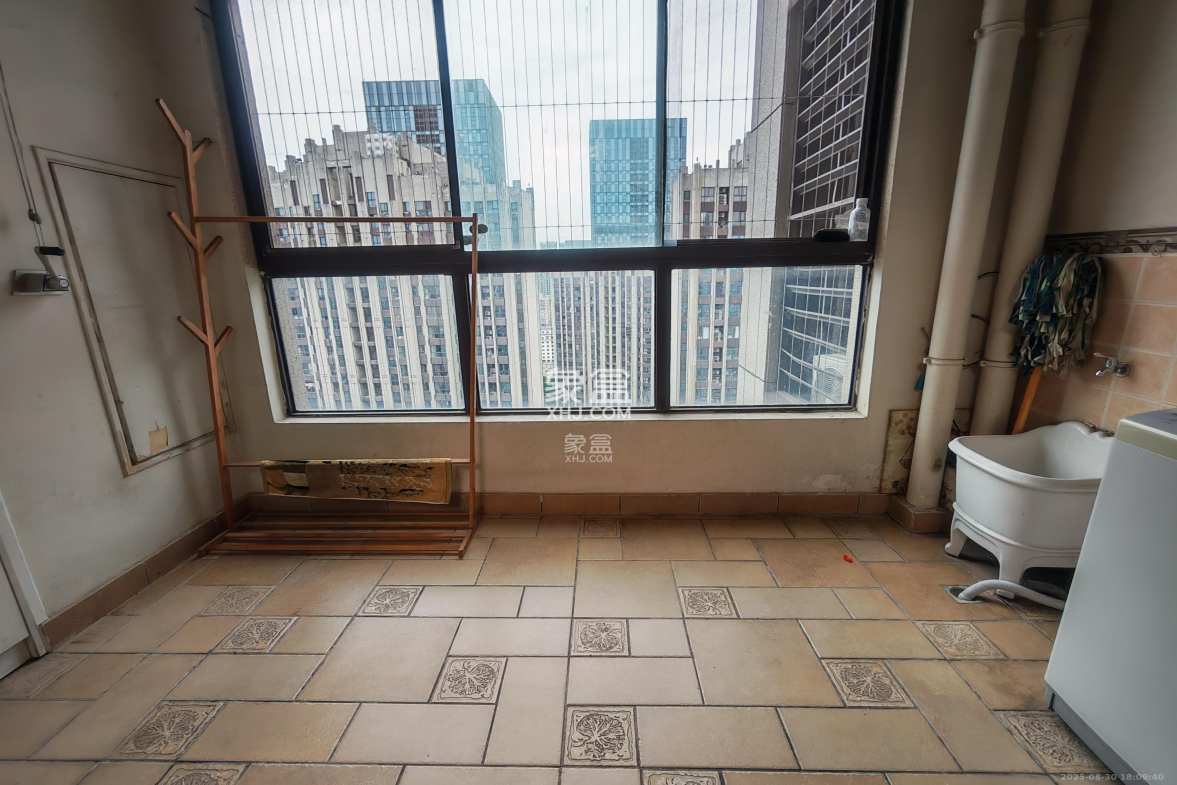 绿地中央广场  3室2厅2卫    3200.0元/月 绿地中央广场  3室2厅2卫    3200.0元/月室内图