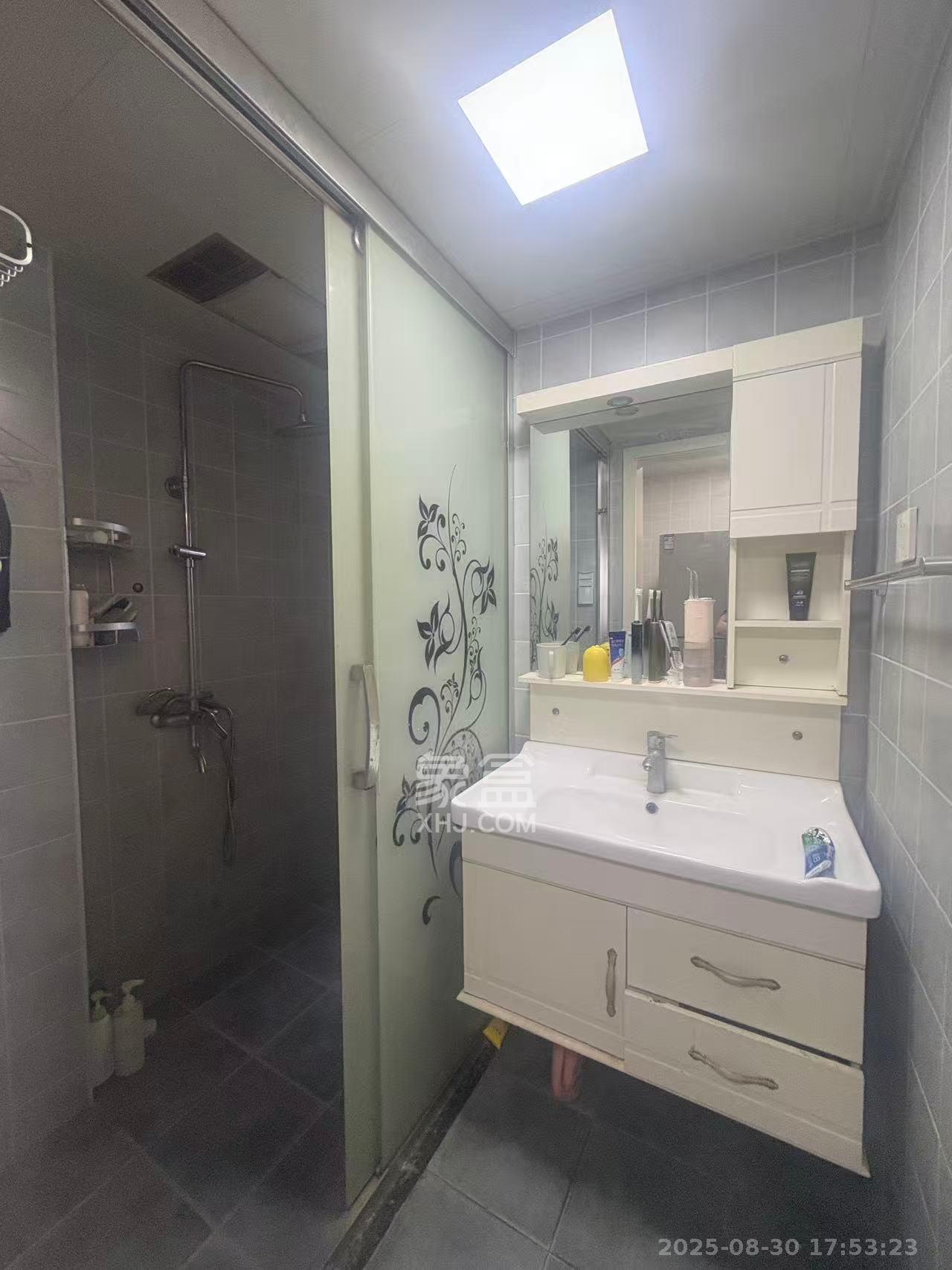 星湖湾一期高层  3室2厅1卫    2300.0元/月 星湖湾一期高层  3室2厅1卫    2300.0元/月室内图