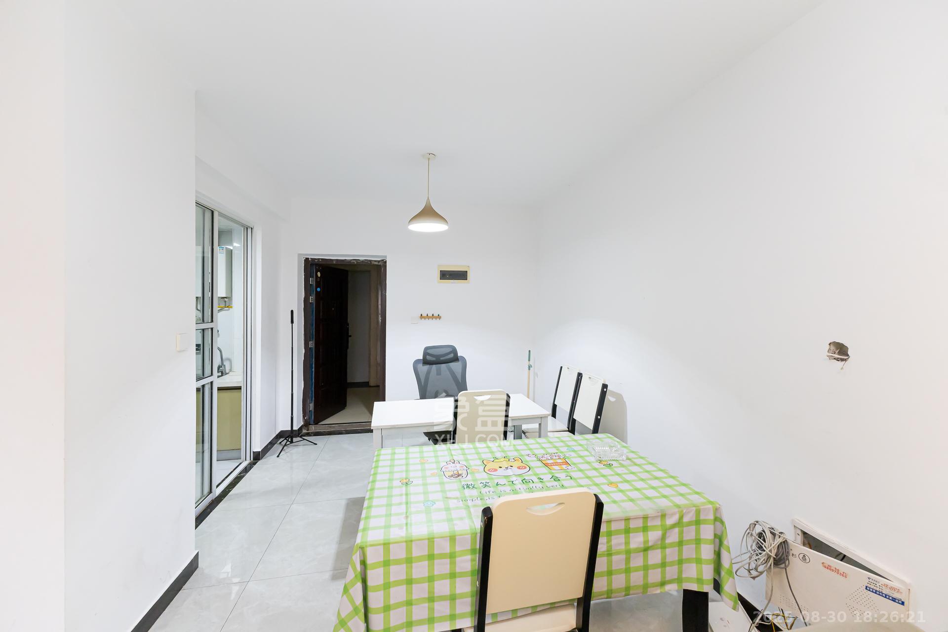 嘉宇银杉(嘉宇西苑) 3室2厅1卫 77.8万 嘉宇银杉(嘉宇西苑) 3室2厅1卫 77.8万客厅