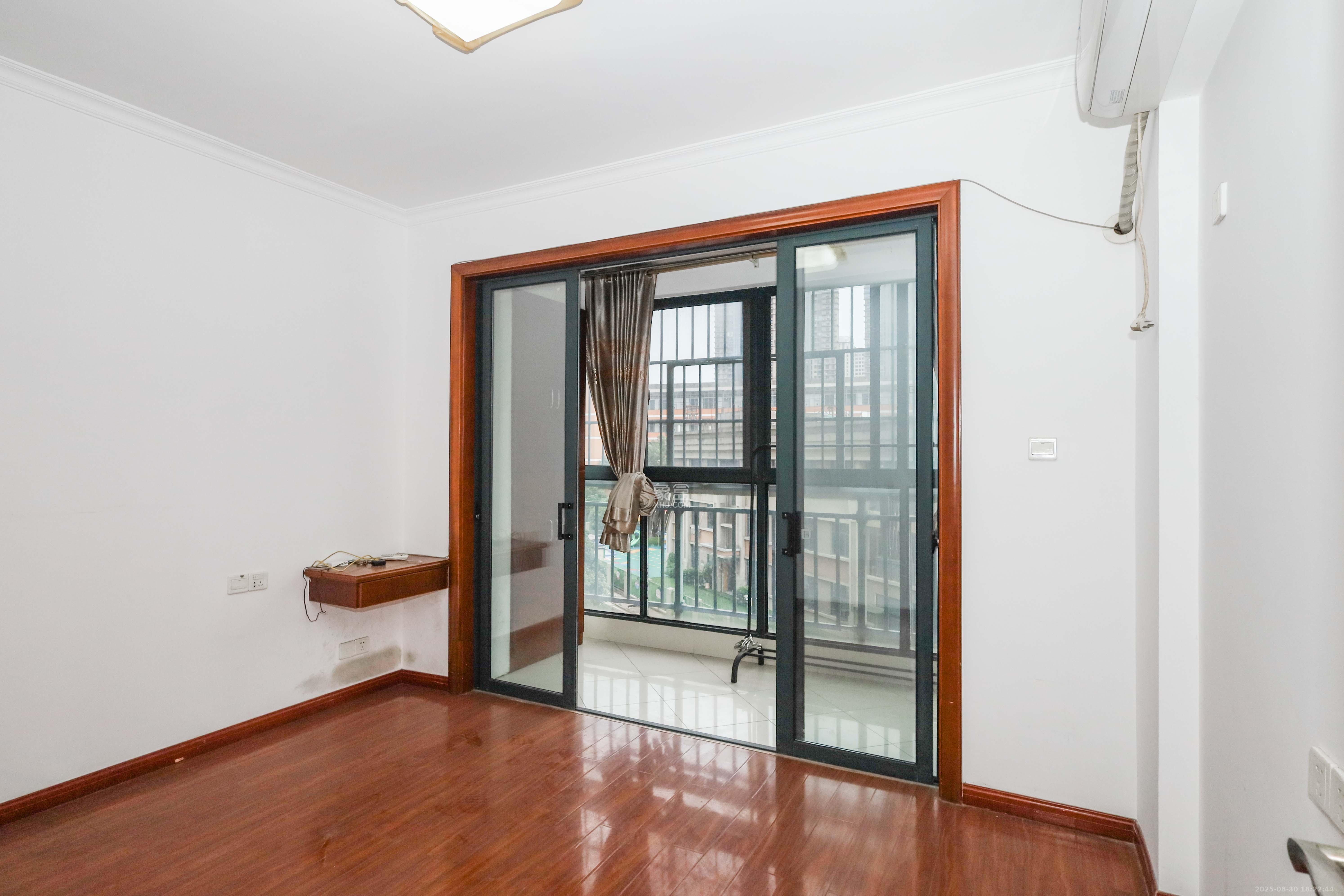 麓谷公馆(涉外国际公馆)  3室2厅2卫    92.0万 麓谷公馆(涉外国际公馆)  3室2厅2卫    92.0万卧室